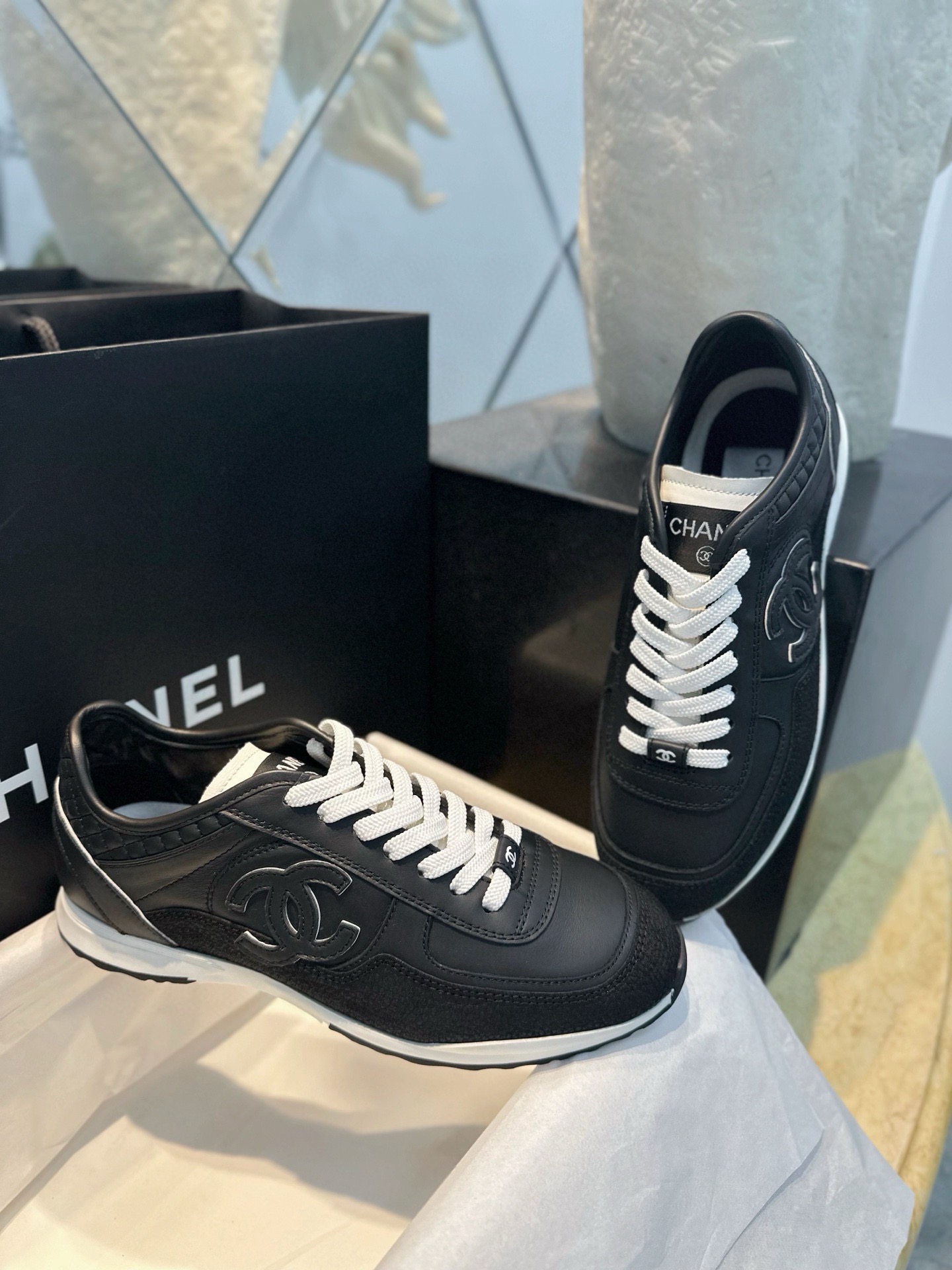 Кроссовки Chanel черного цвета с белыми вставками