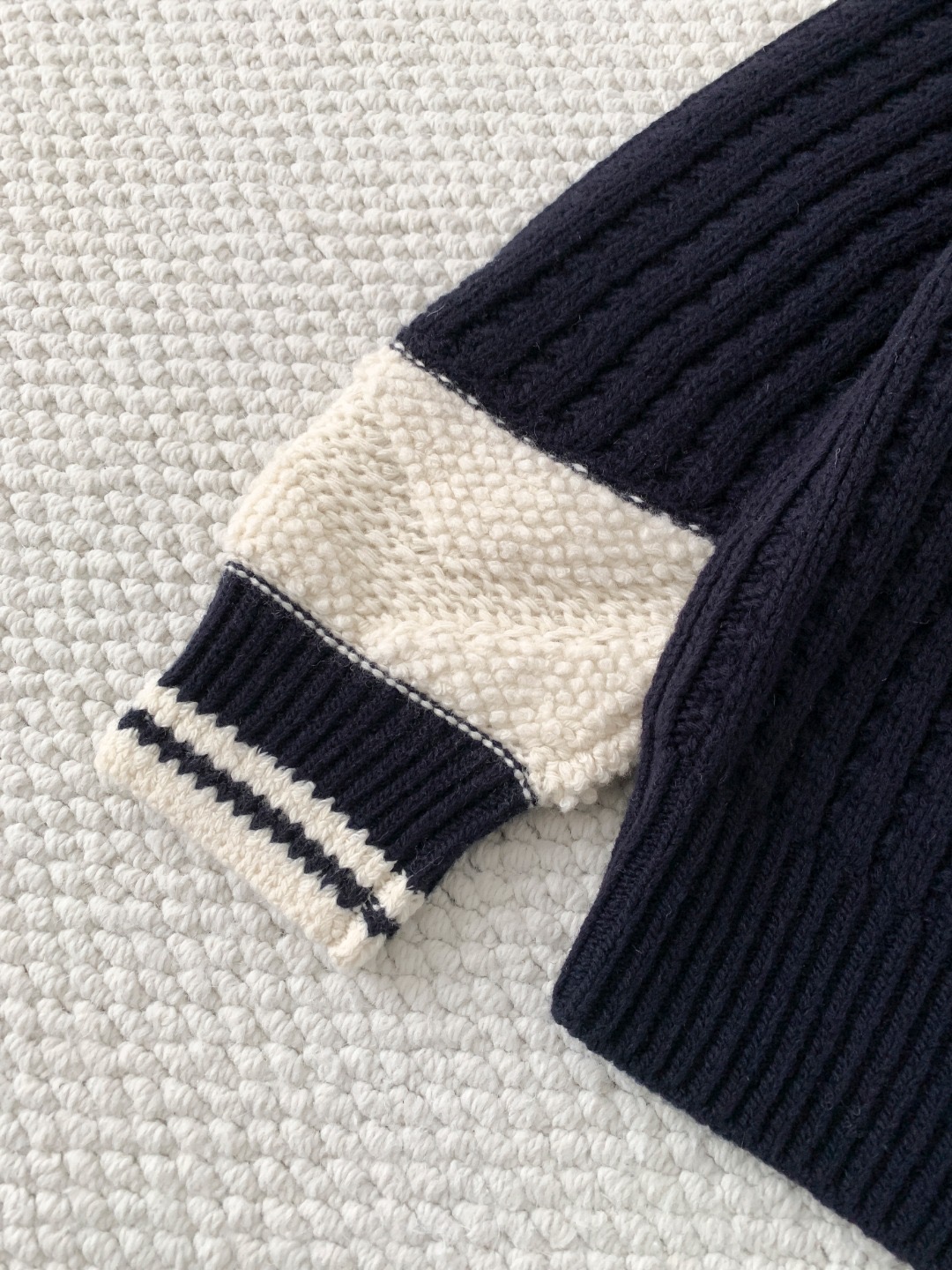 Свитер женский в стиле Chanel с V-образным вырезом синего цвета