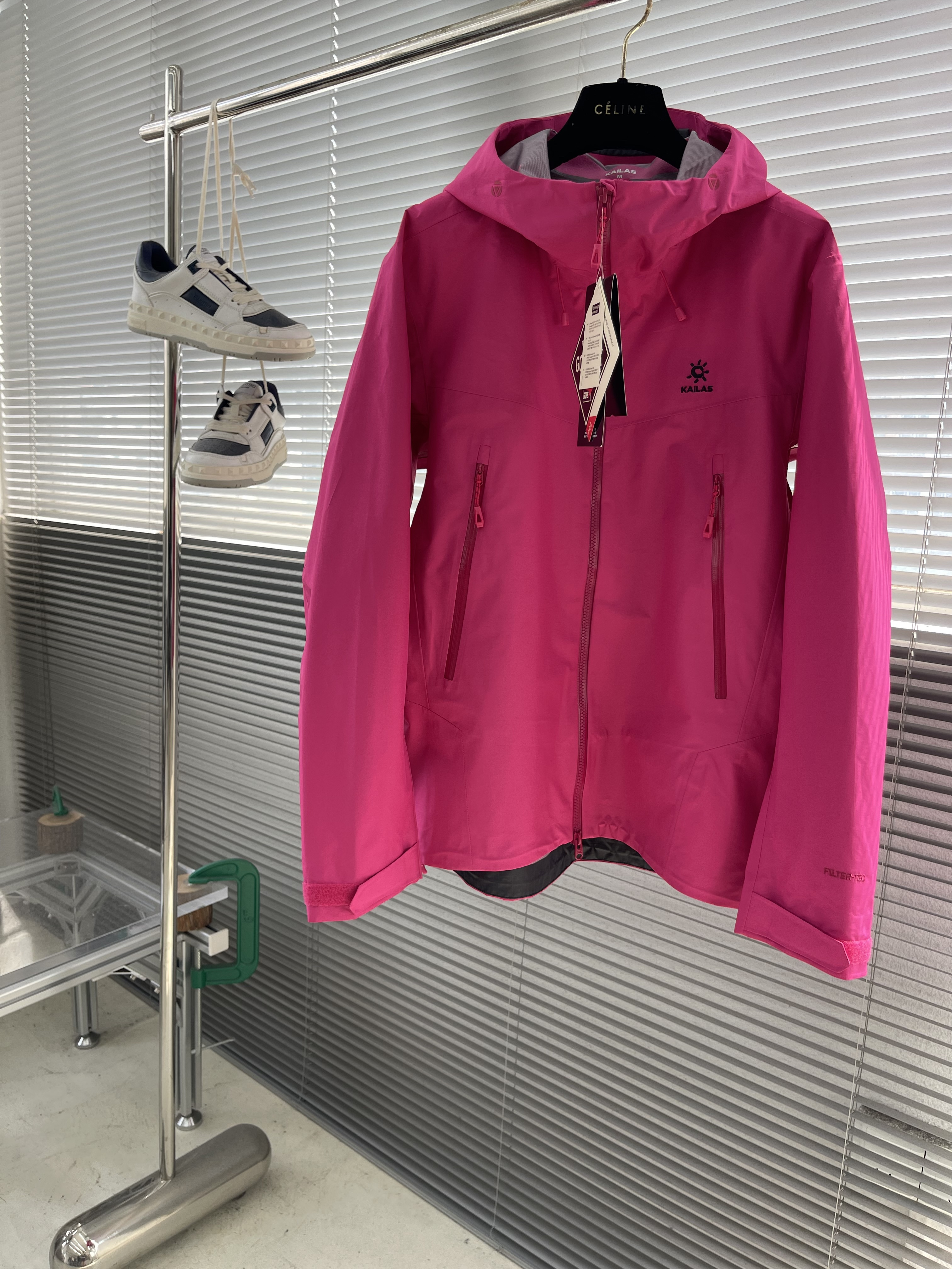 Куртка мужская Kailas softshell с капюшоном ярко-розового цвета водо- и ветрозащитная