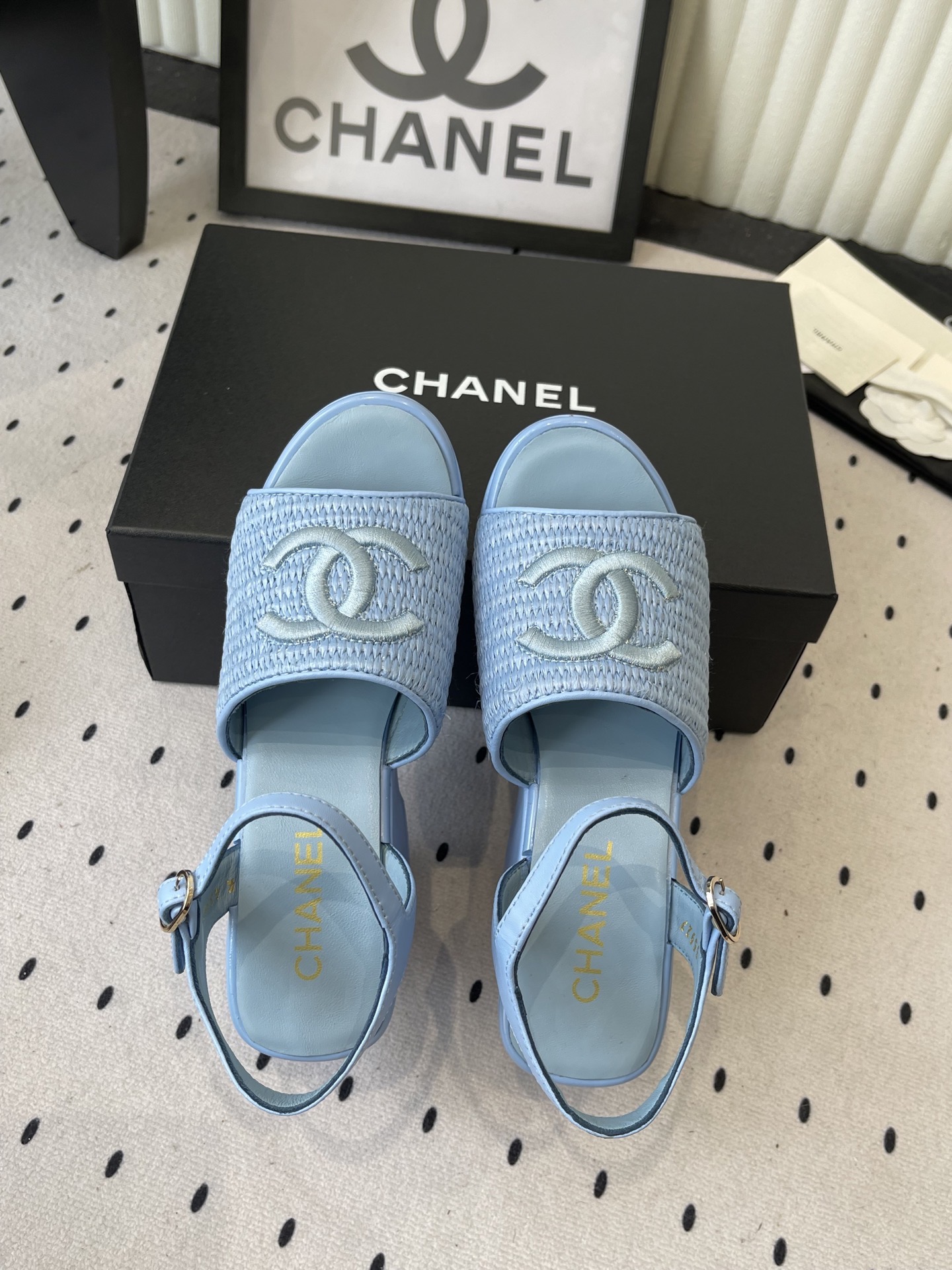 Босоножки женские в стиле Chanel с плетением голубого цвета на платформе