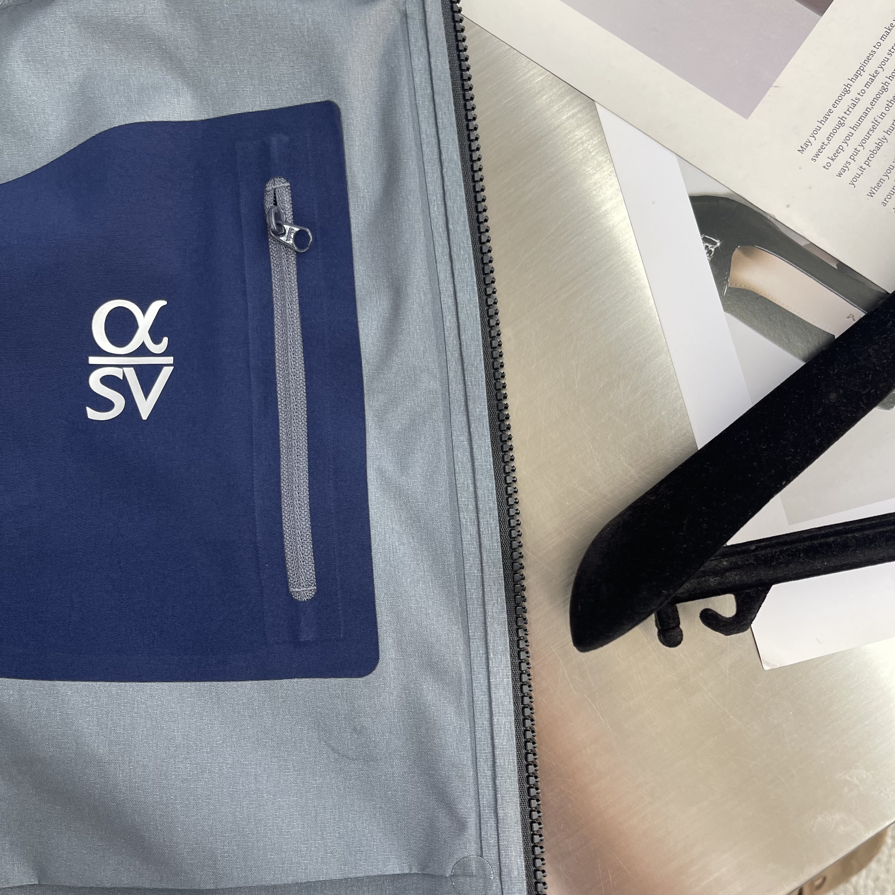 Куртка унисекс в стиле Arc'teryx Alpha SV с капюшоном серого цвета