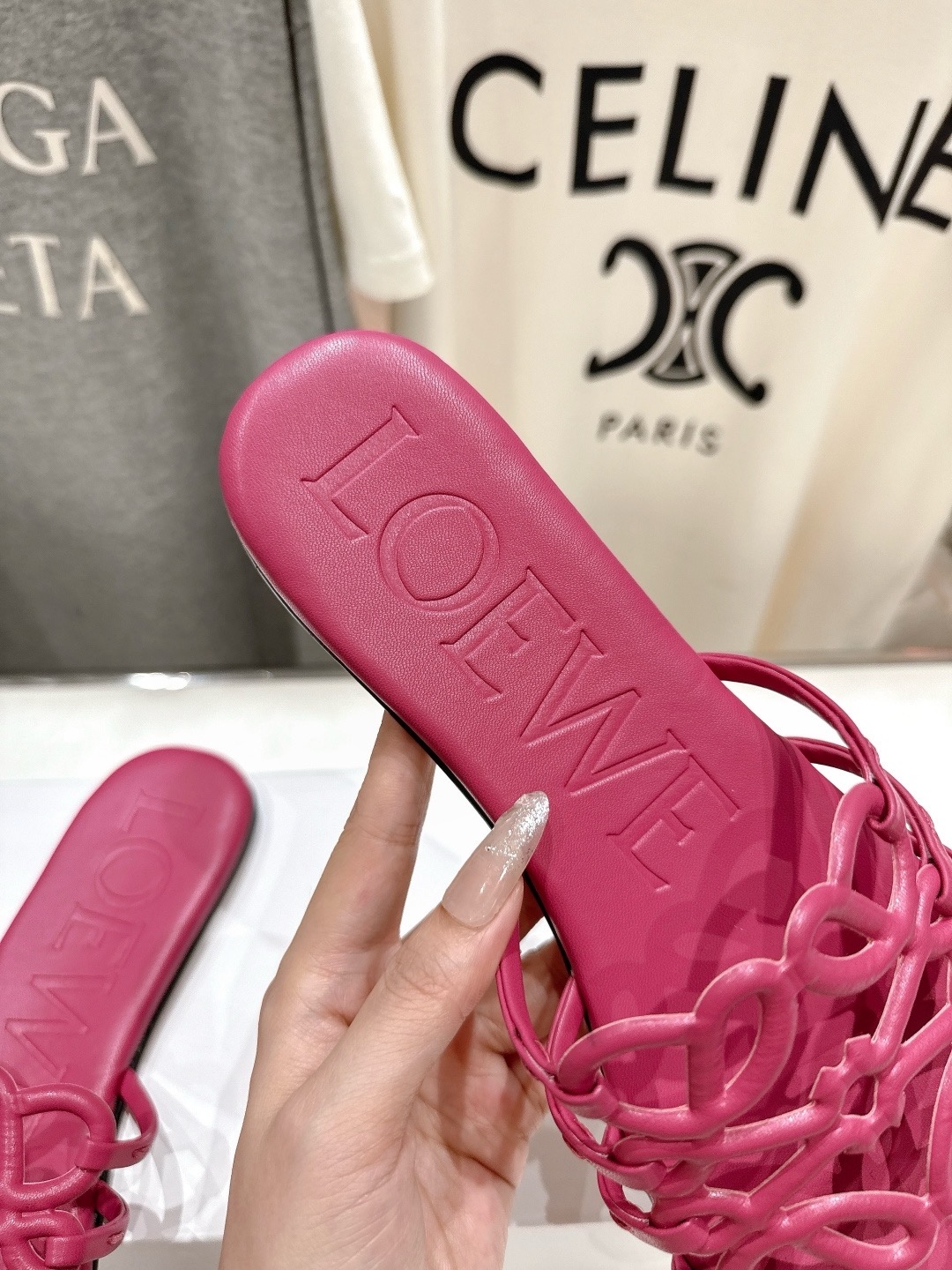 Шлёпанцы женские LOEWE F036 цвета фуксии с плетёными ремешками