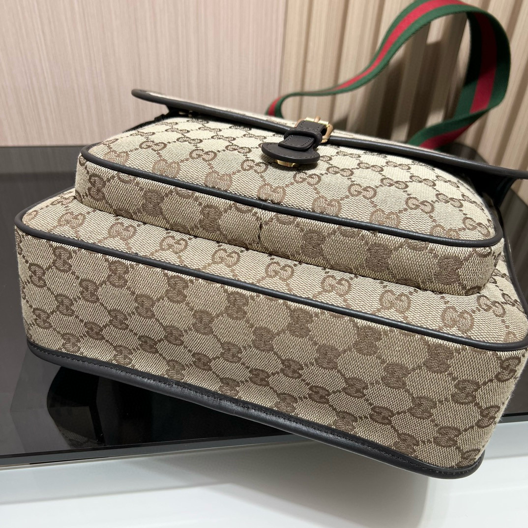 Сумка почтальонка детская в стиле Gucci GG Supreme из плотного канваса бежевого цвета с фирменной лентой