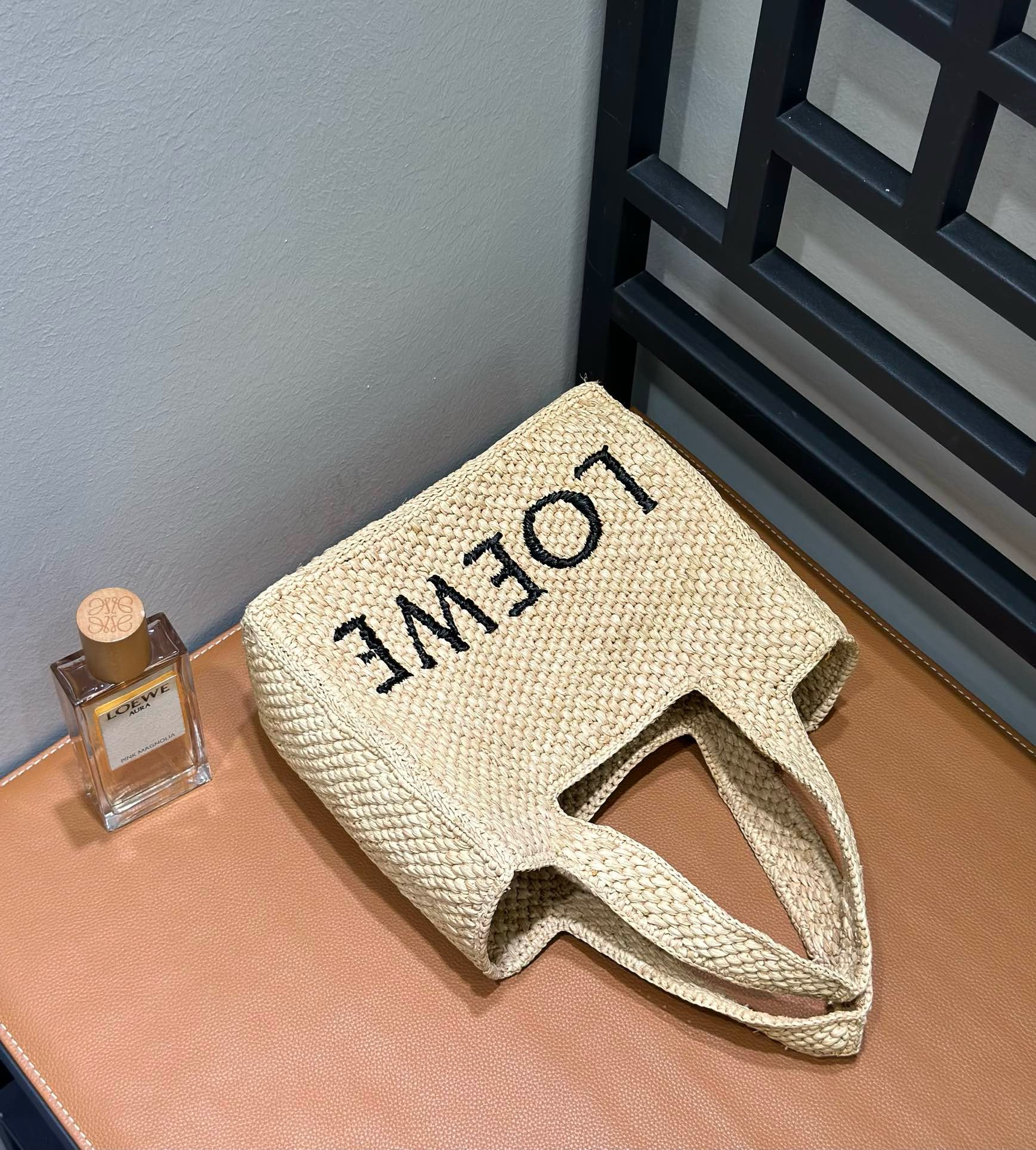 Сумка женская Loewe Tote бежевого цвета с чёрной вышивкой(24 см.)