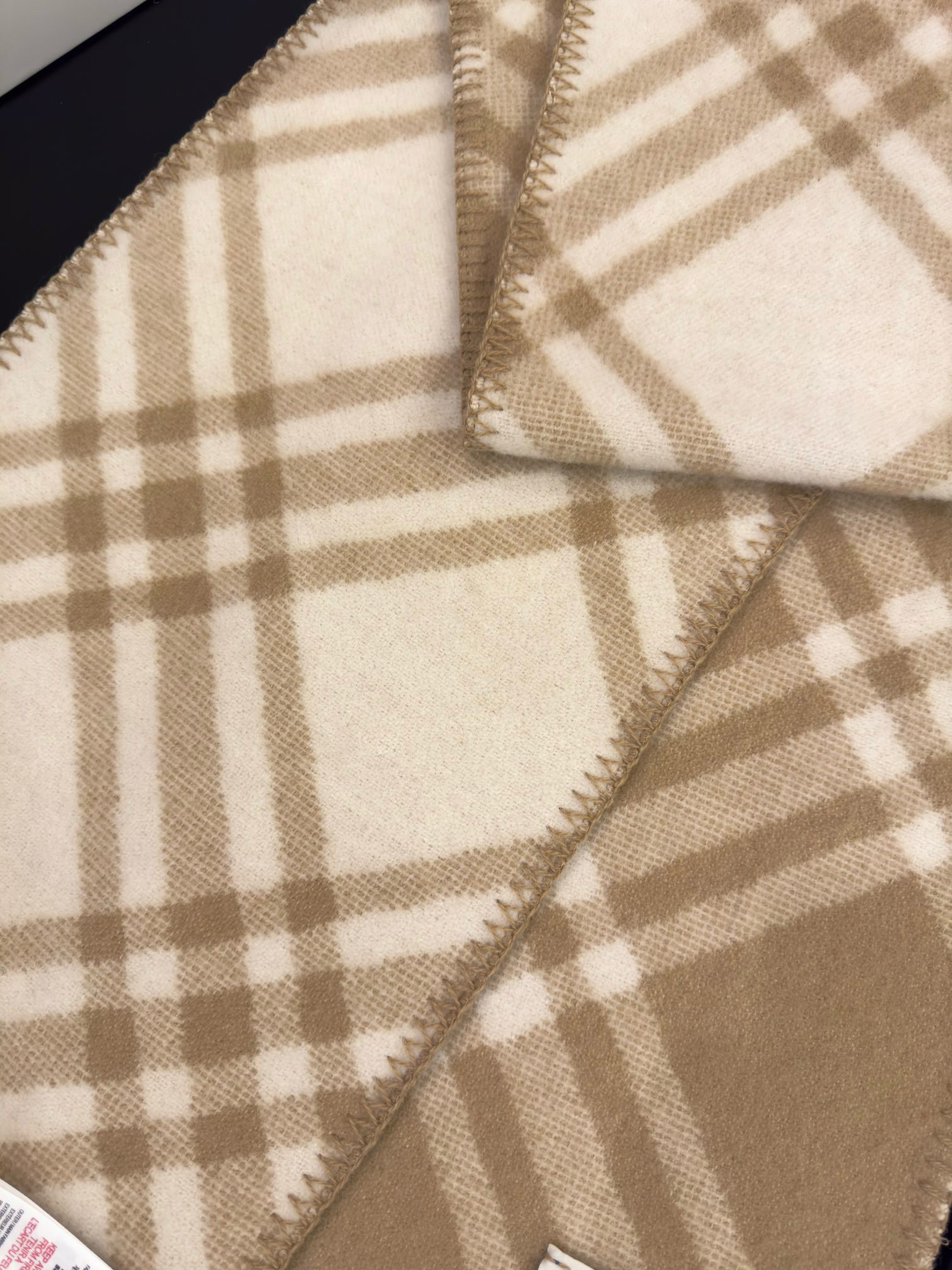 Шарф унисекс в стиле Burberry двусторонний из мягкой шерсти с диагональной клеткой бежевого цвета