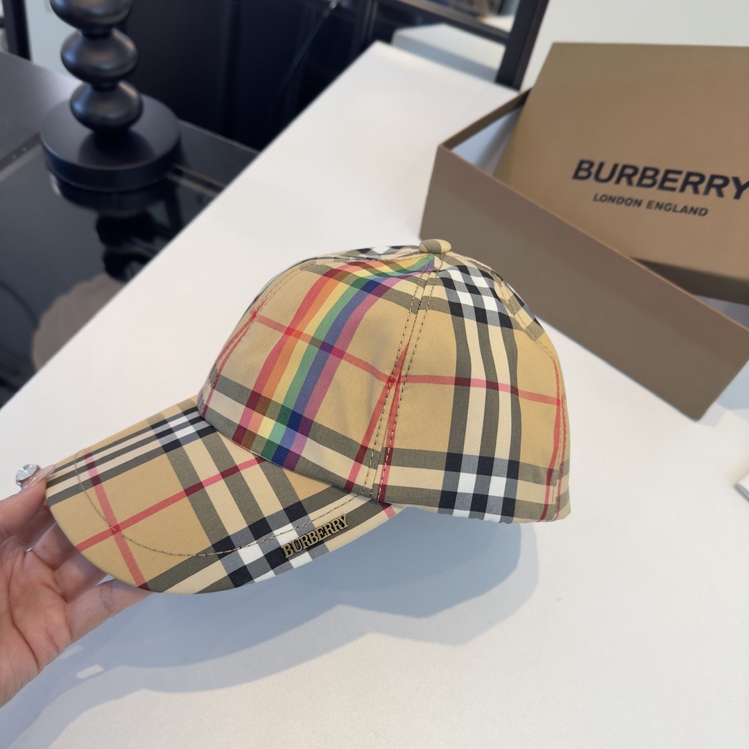 Кепка женская в стиле Burberry бежевого цвета в клетку