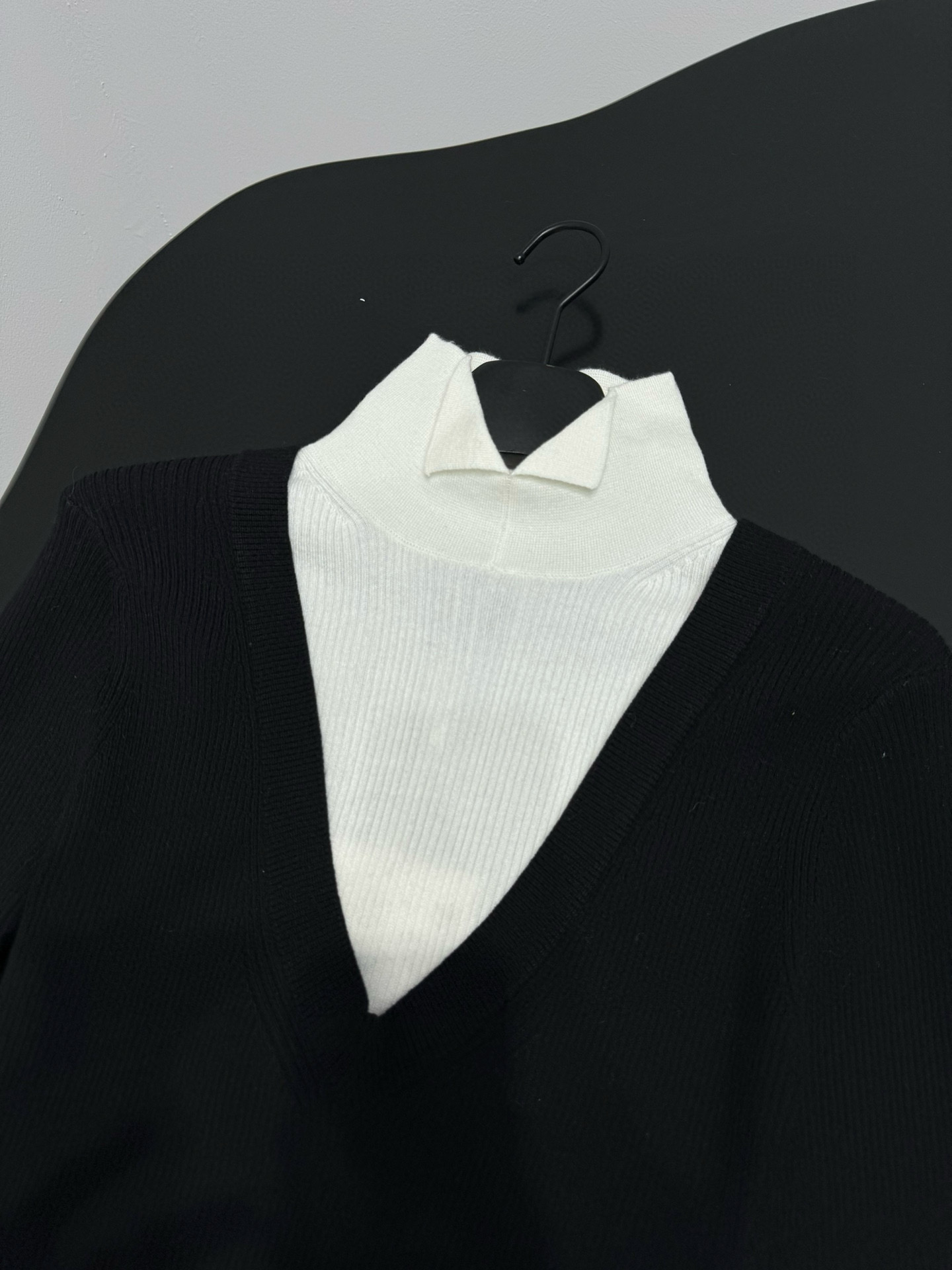 Свитер женский в стиле Chanel Coco Neige из шерстяного трикотажа чёрного цвета с контрастной вставкой