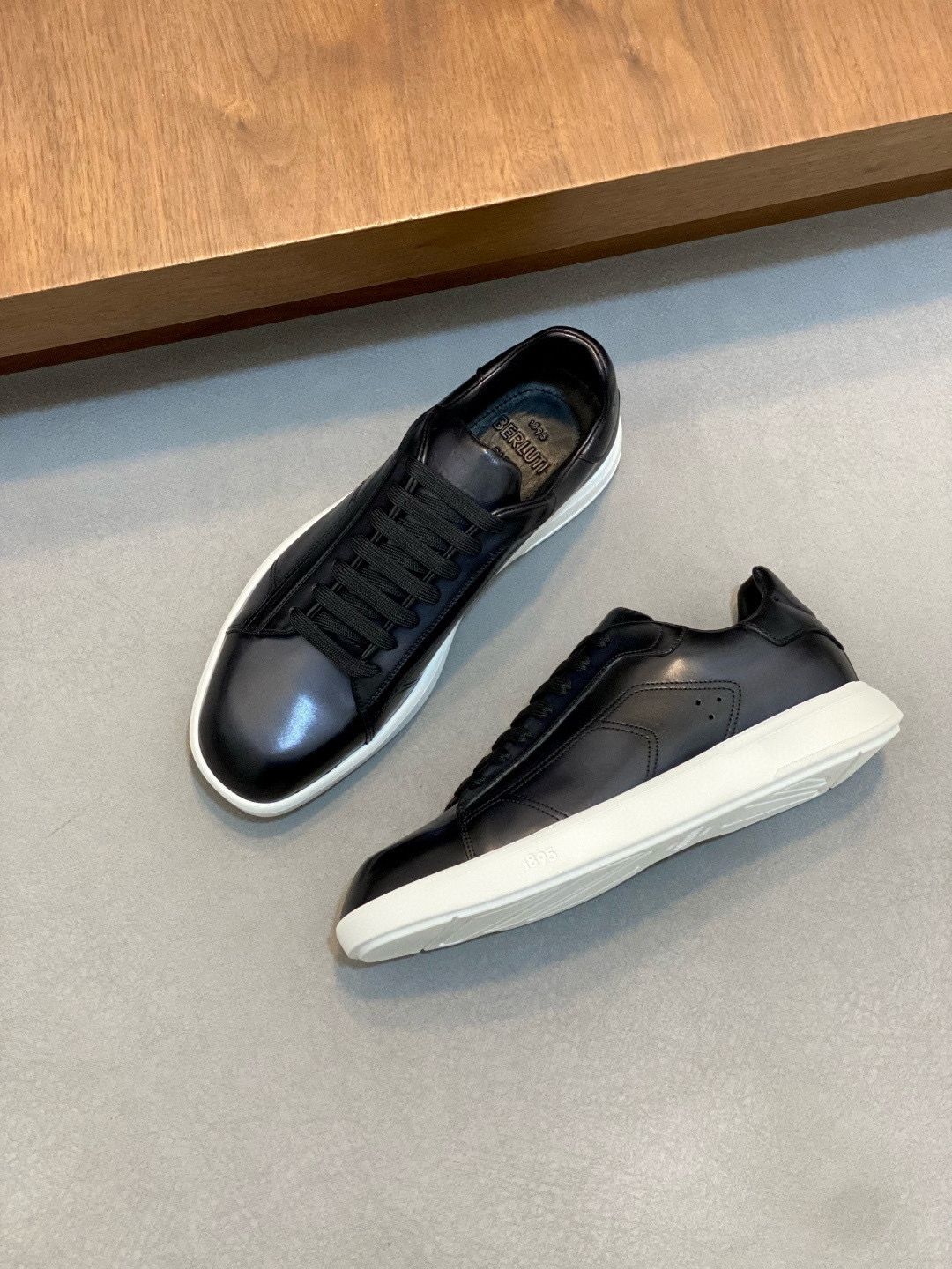 Кроссовки мужские в стиле Berluti чёрного цвета с белой подошвой