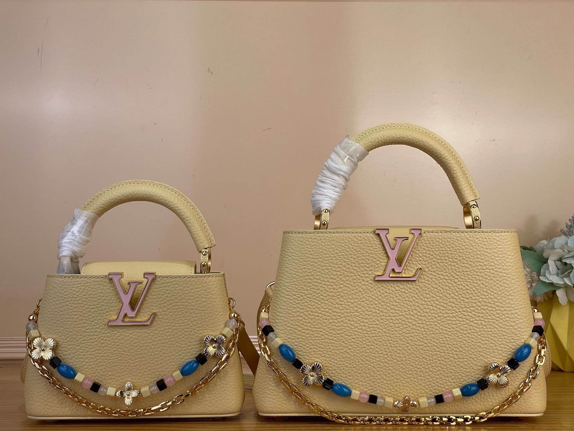 Сумка женская Louis Vuitton Capucines Mini жёлтого цвета