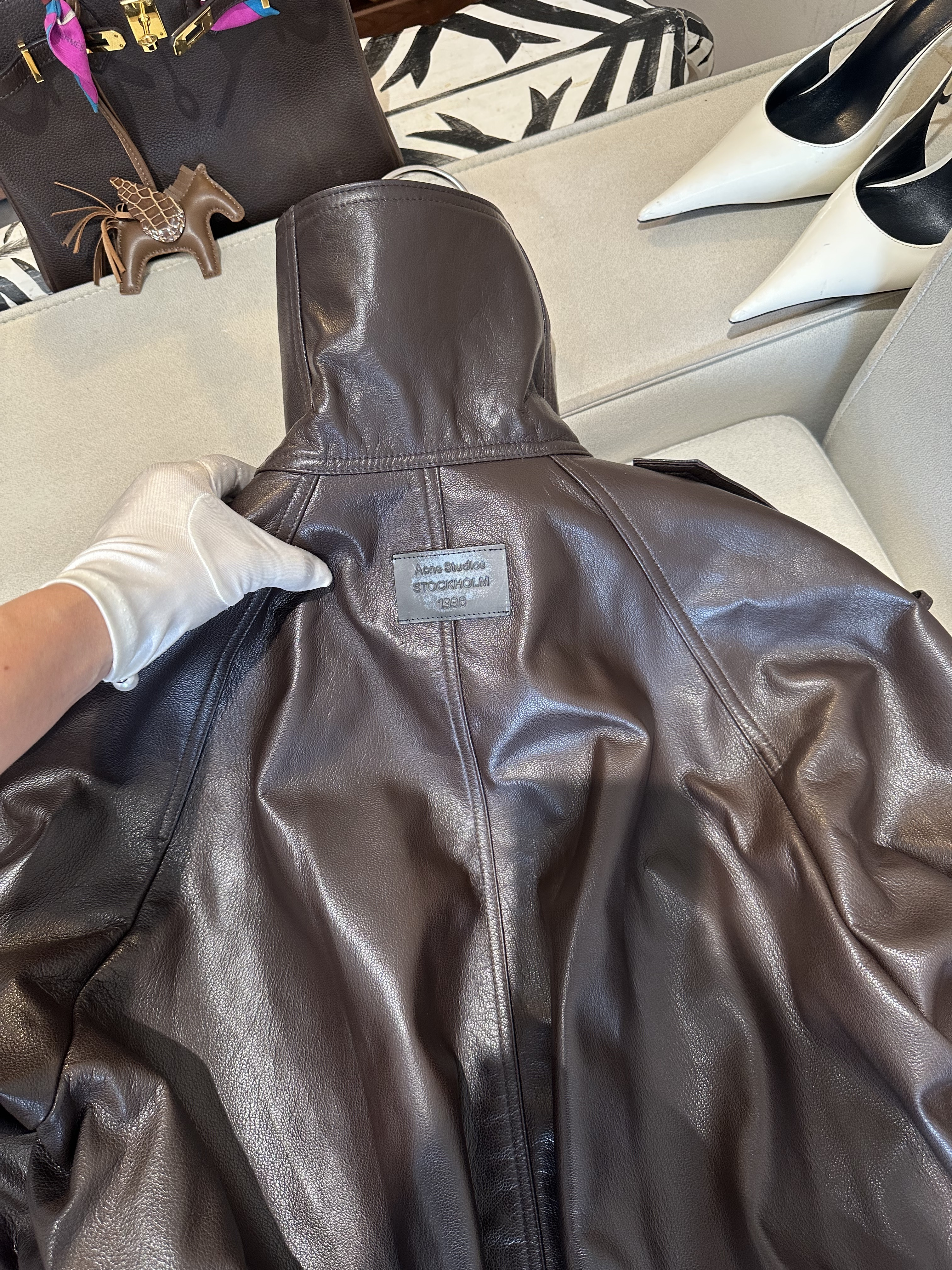 Куртка женская Acne Studios  коричневого цвета с высоким воротником и двубортной застёжкой