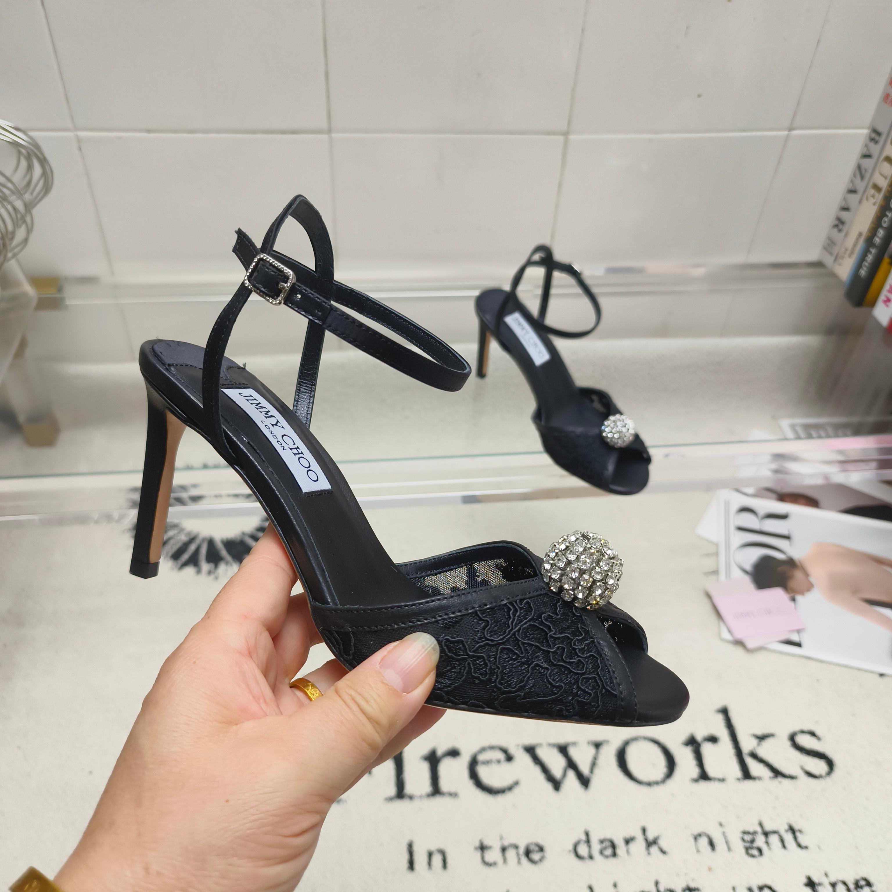 Босоножки женские в стиле Jimmy Choo черного цвета