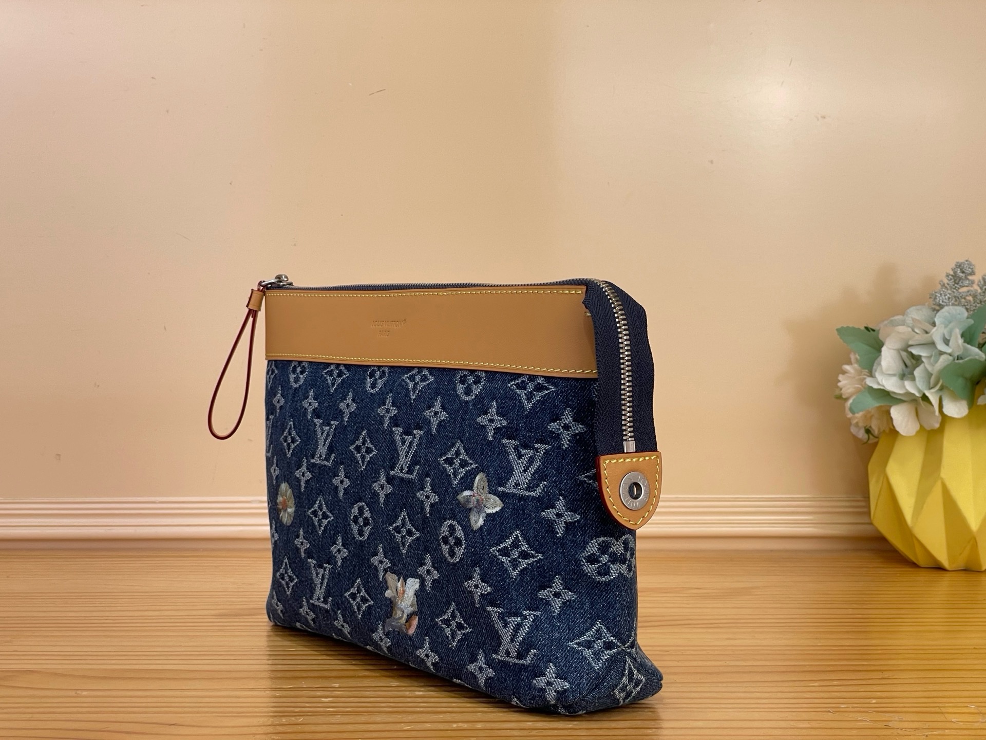 Клатч  Louis Vuitton Pochette Voyage Souple синего цвета