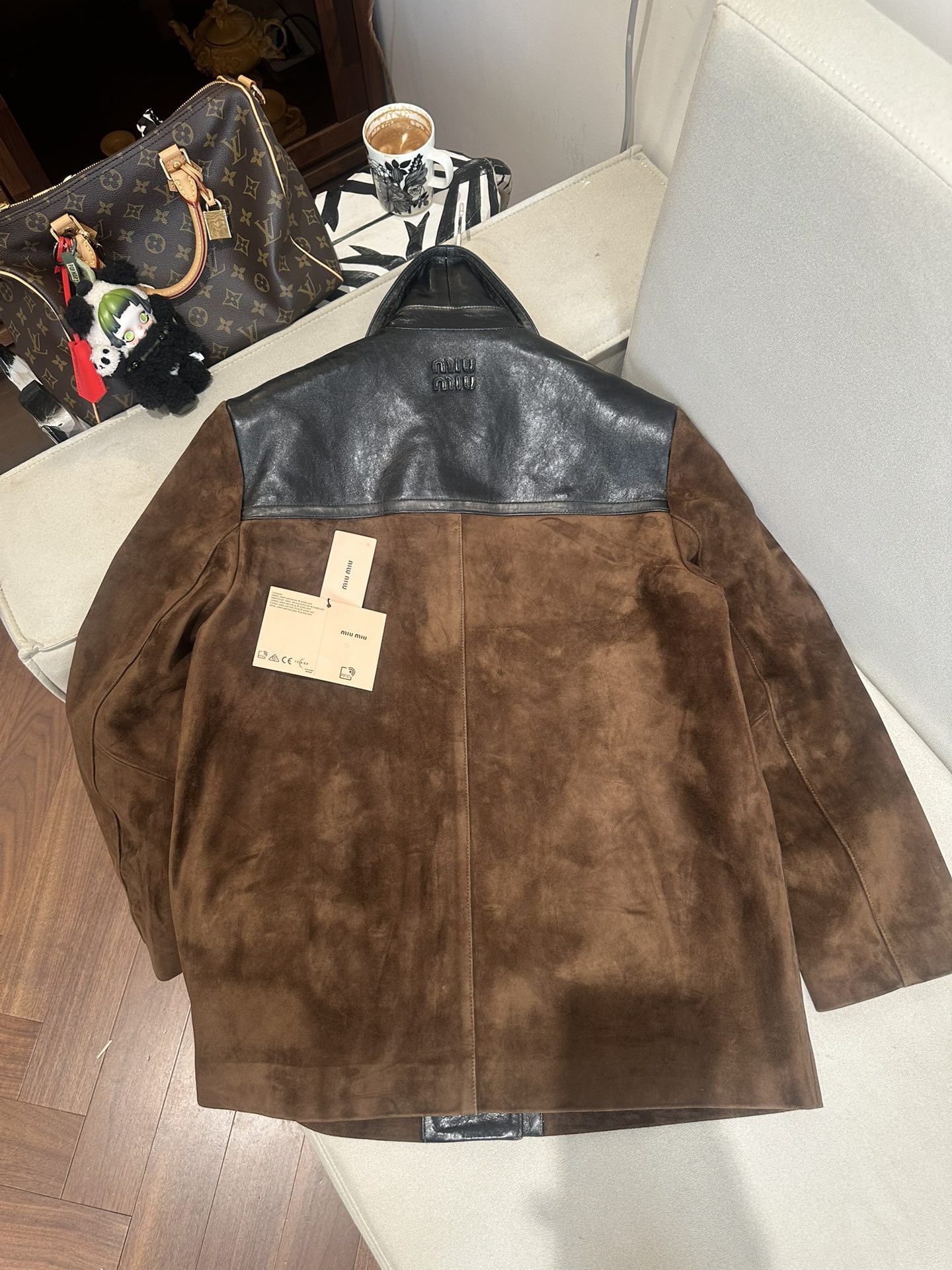 Куртка женская в стиле Miu Miu из натуральной замши и кожи коричневого цвета с контрастной кожаной отделкой