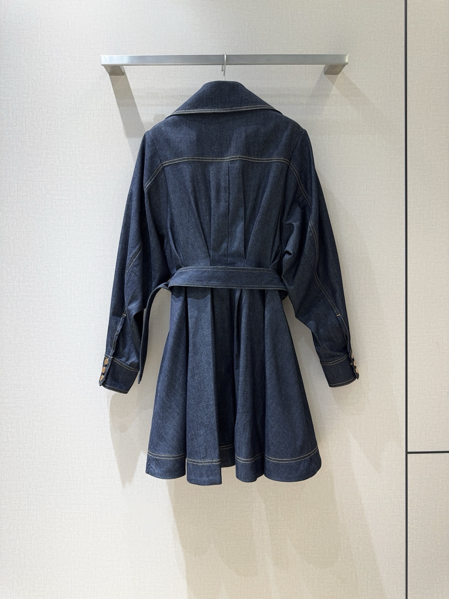 Платье женское в стиле Zimmermann  из денима тёмно-синего цвета с поясом