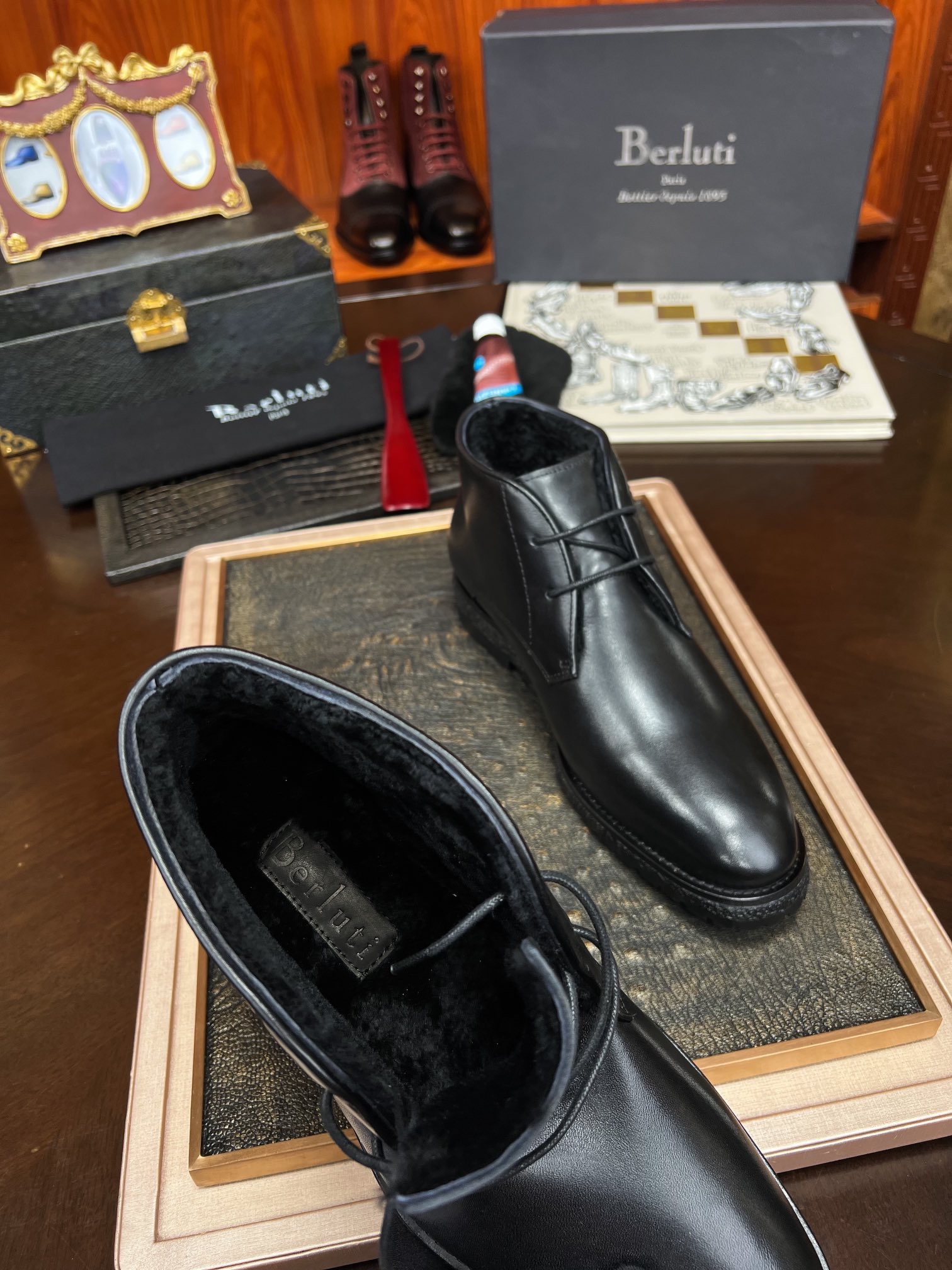 Ботинки мужские в стиле Berluti из натуральной кожи черного цвета