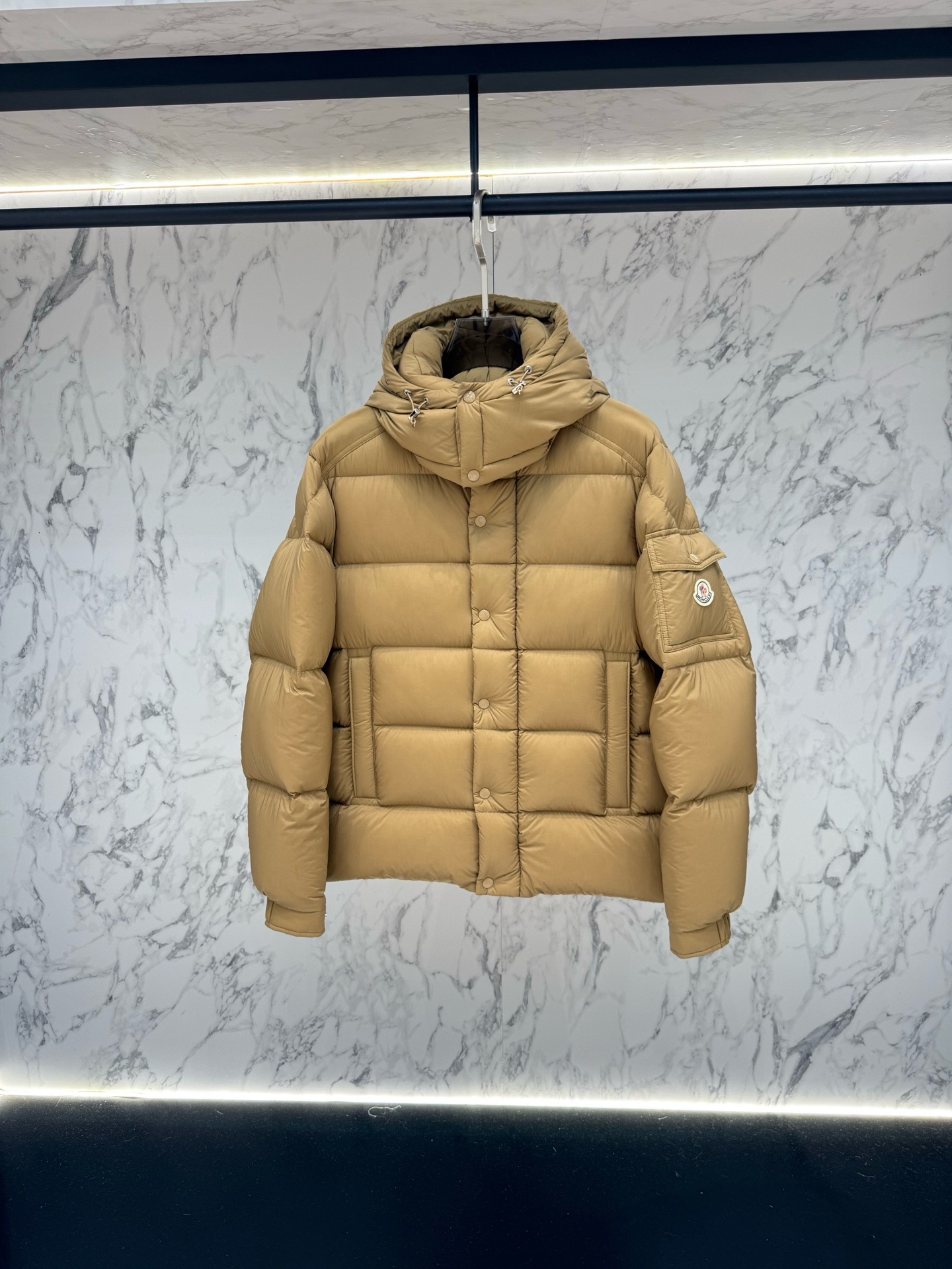 Пуховик мужской Moncler Maya песочно-бежевого цвета с натуральным пухом