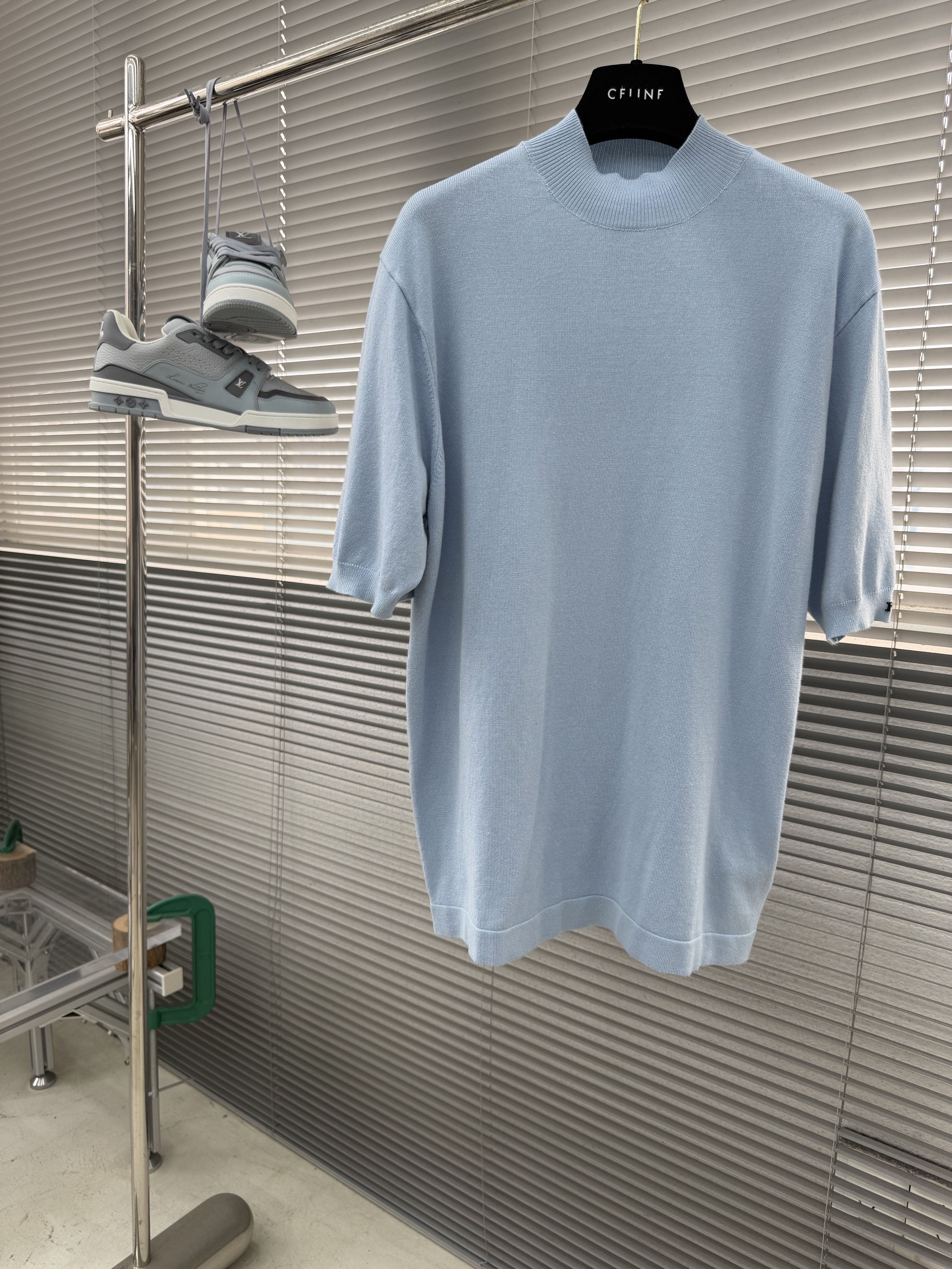 Футболка мужская в стиле Prada с логотипом на рукаве