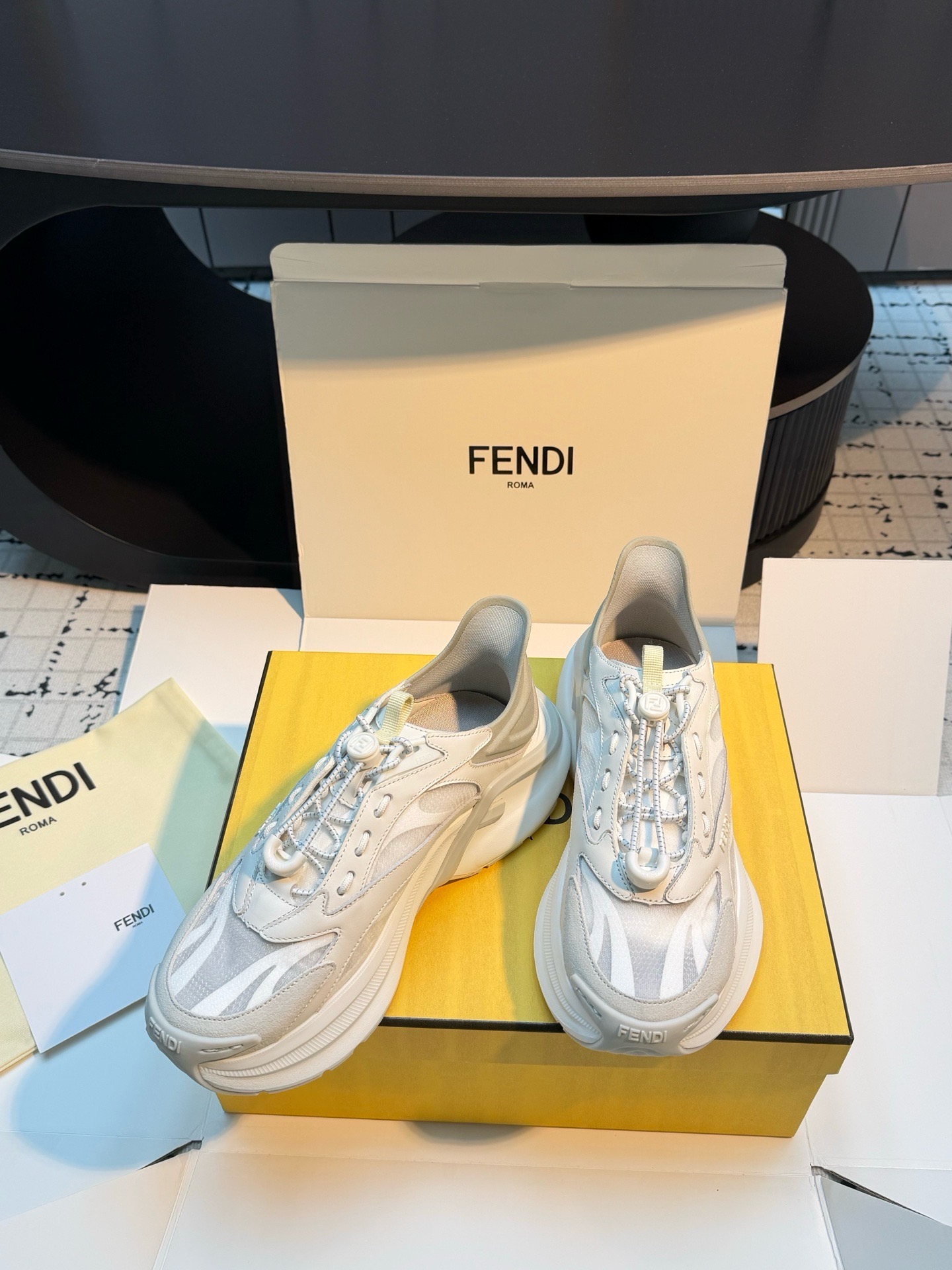 Кроссовки женские в стиле Fendi F-Light светло-серого цвета
