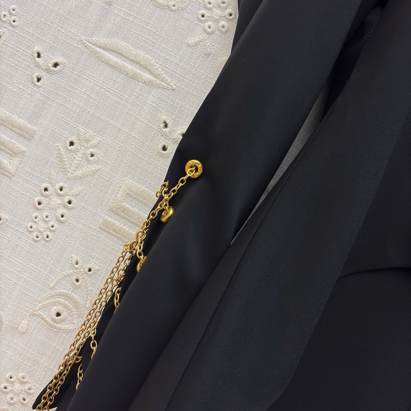 Топ женский Schiaparelli чёрного цвета с асимметричным кроем, V-образным вырезом и золотистой отделкой на рукавах