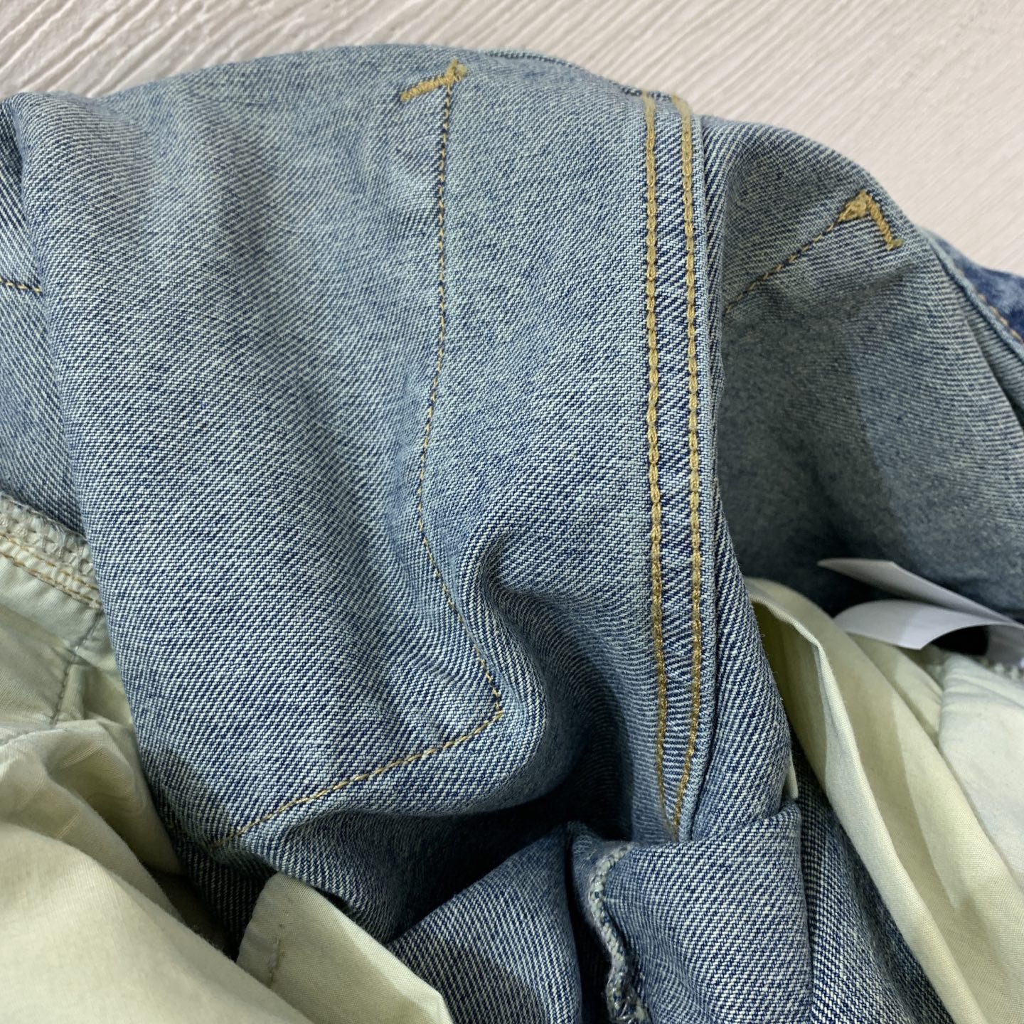 Джинсы женские в стиле Loewe синего цвета прямого кроя с декоративной вышивкой