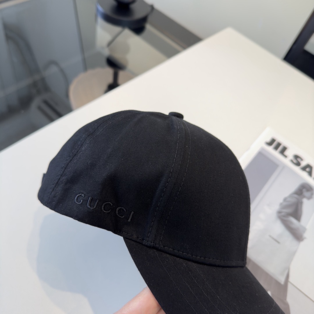 Кепка женская в стиле Gucci из хлопковой ткани чёрного цвета с логотипом