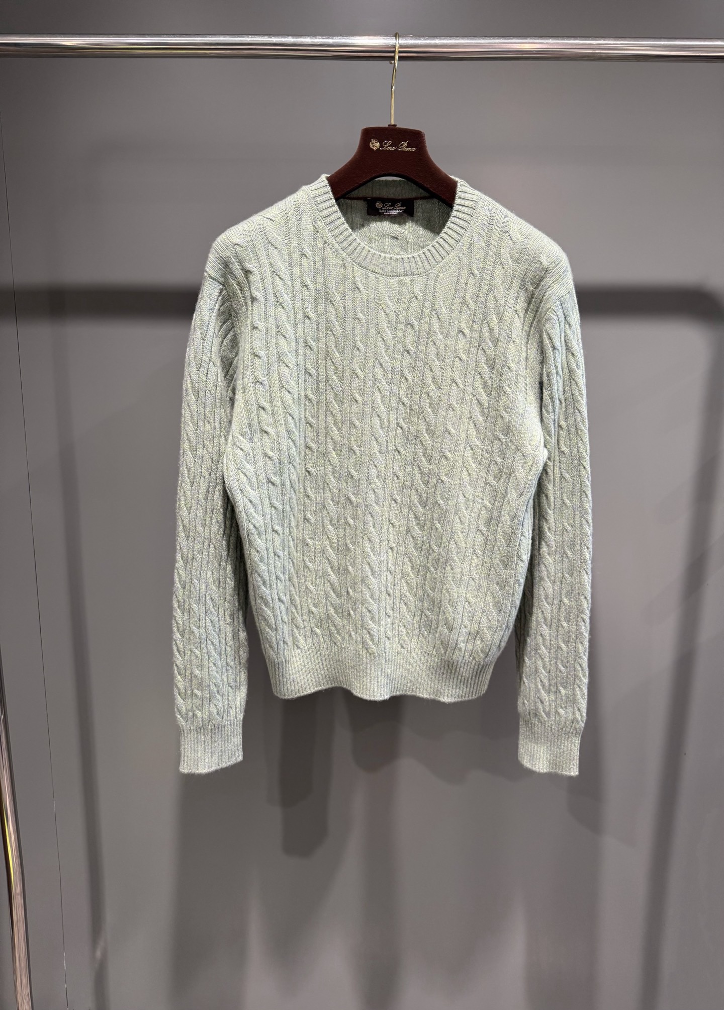 Свитер мужской в стиле Loro Piana Treccia из 100% шерсти молочного цвета