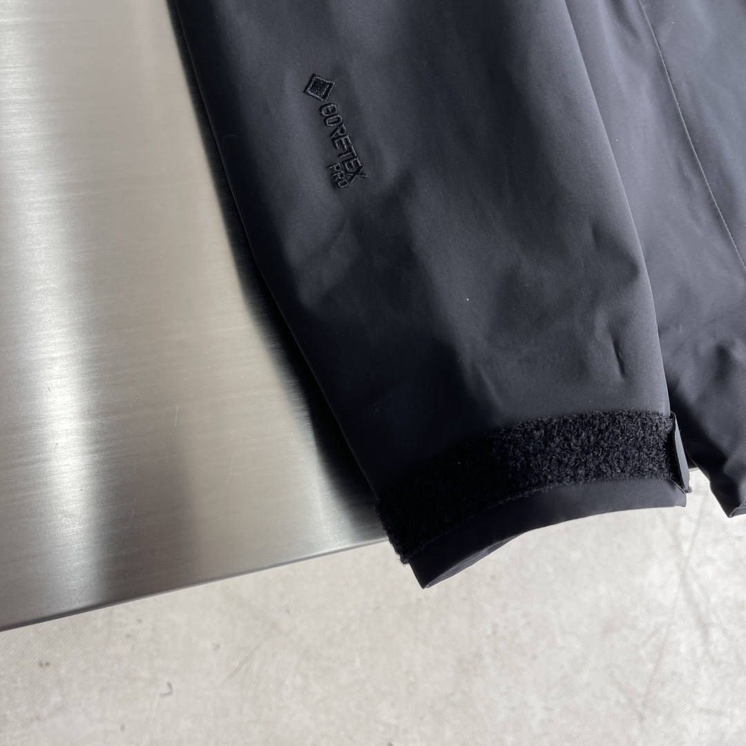 Куртка унисекс в стиле Arc'teryx Alpha SV с капюшоном чёрного цвета