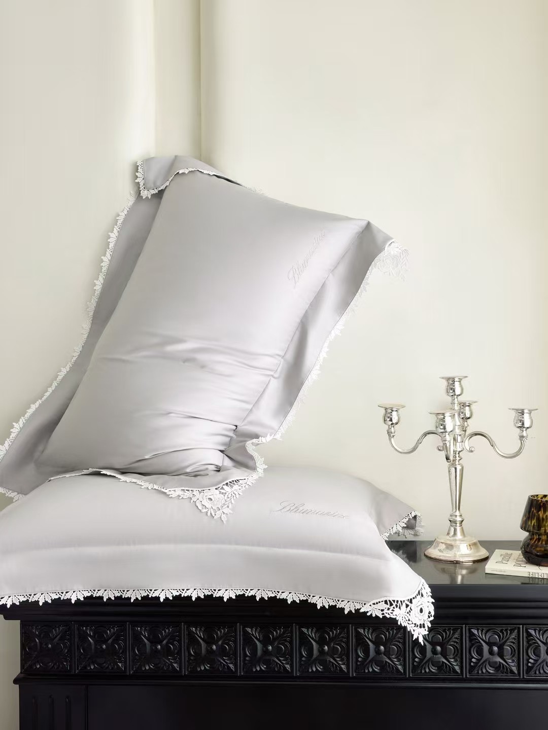 Комплект постельного белья в стиле Blumarine с кружевной отделкой из сатина люкс 100% хлопок (Евро)