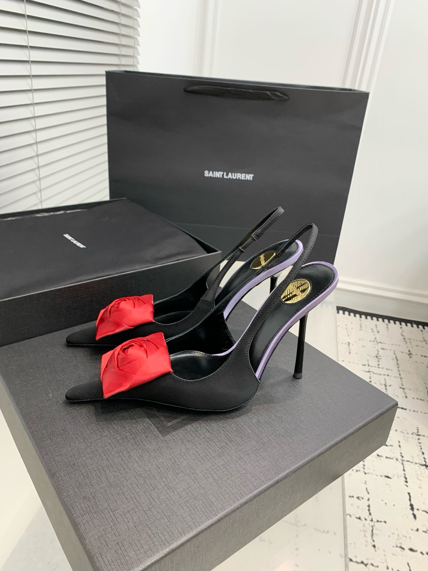 Туфли женские Saint Laurent с цветком slingback чёрного цвета с красным декором