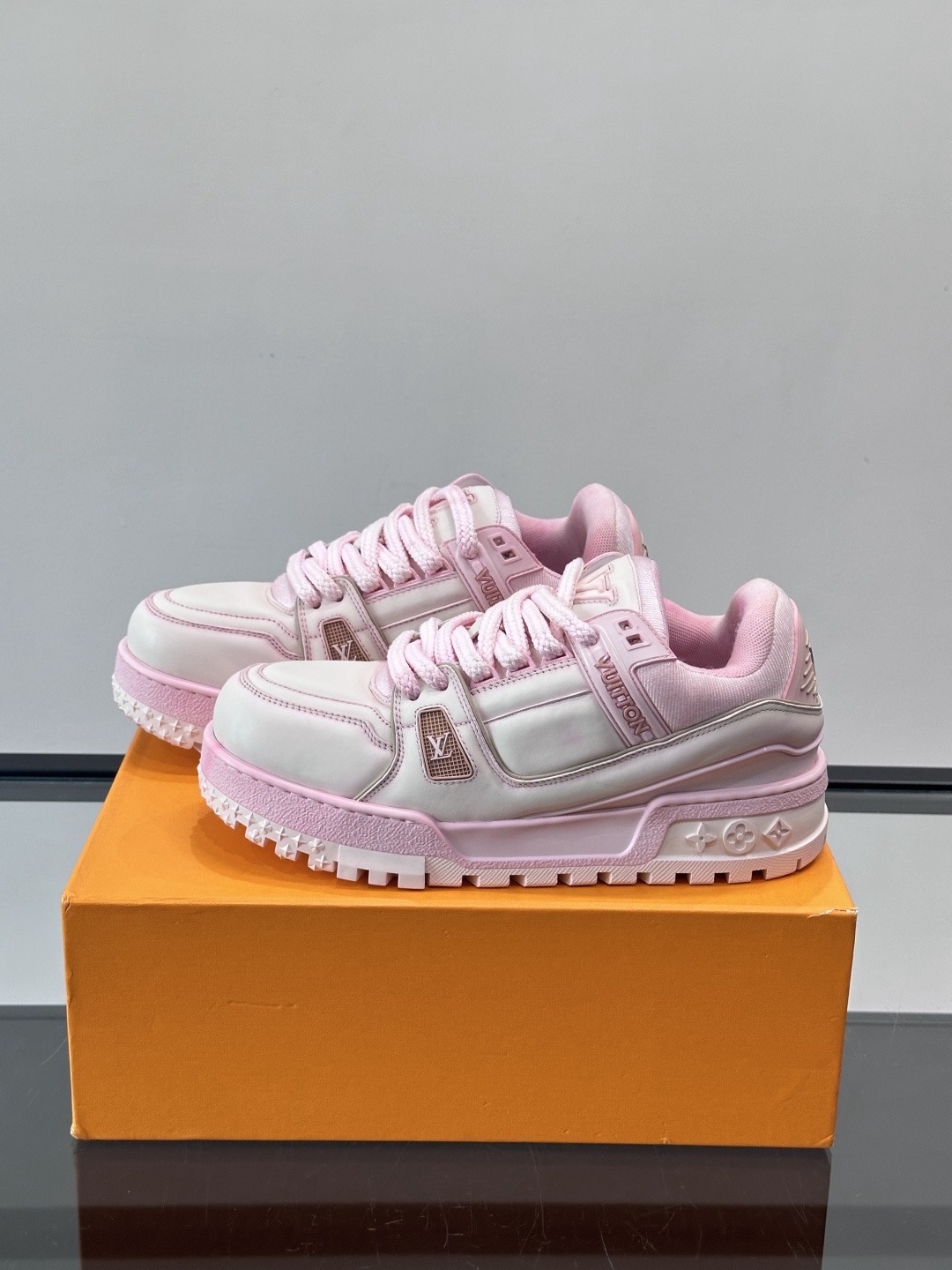 Кроссовки женские в стиле Louis Vuitton Trainer розового цвета