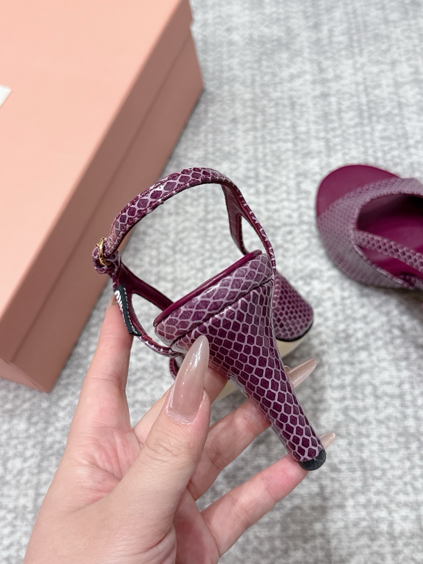 Босоножки женские Miu Miu фиолетового цвета