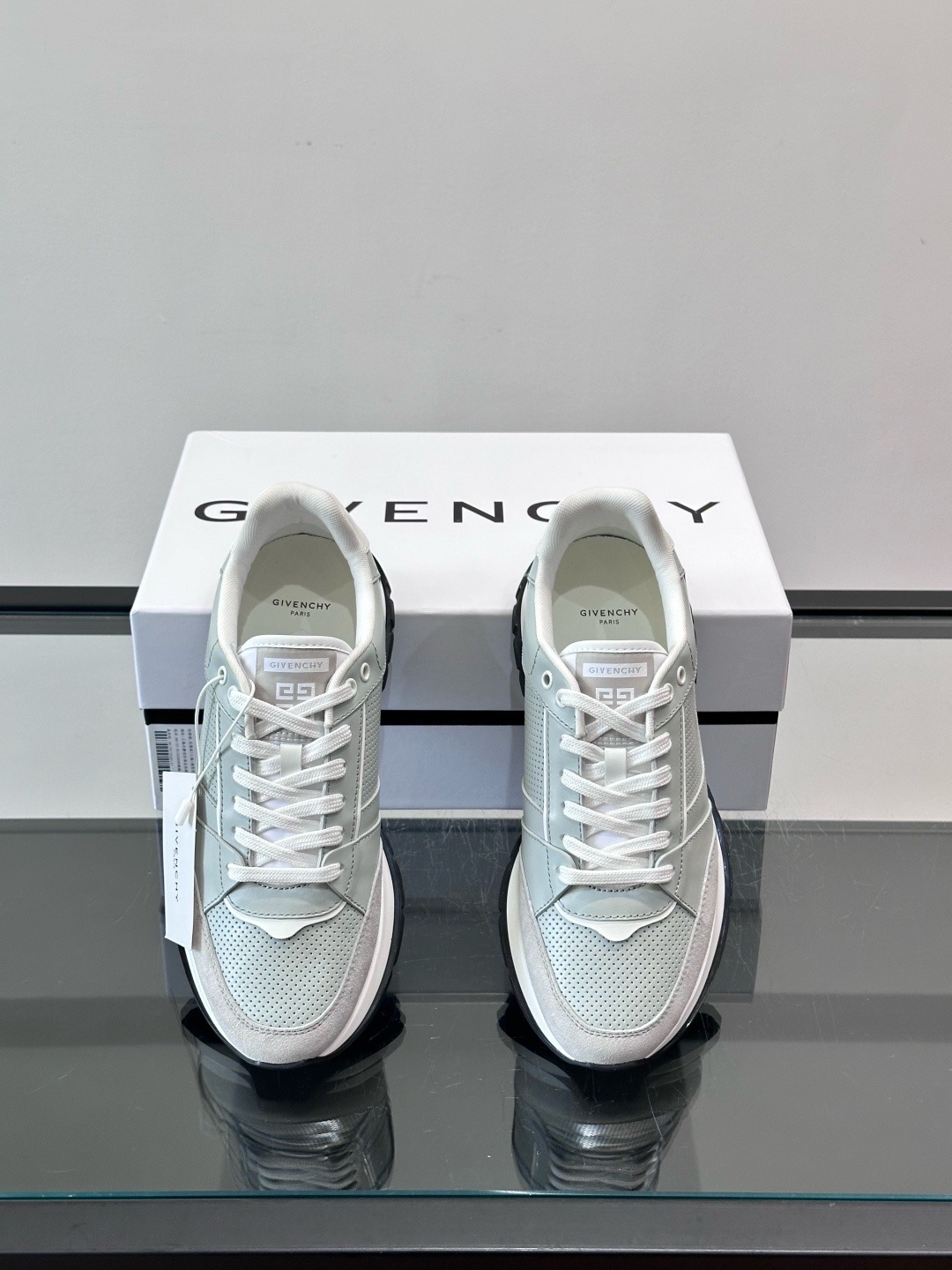 Кроссовки мужские Givenchy светло-серого и белого цвета