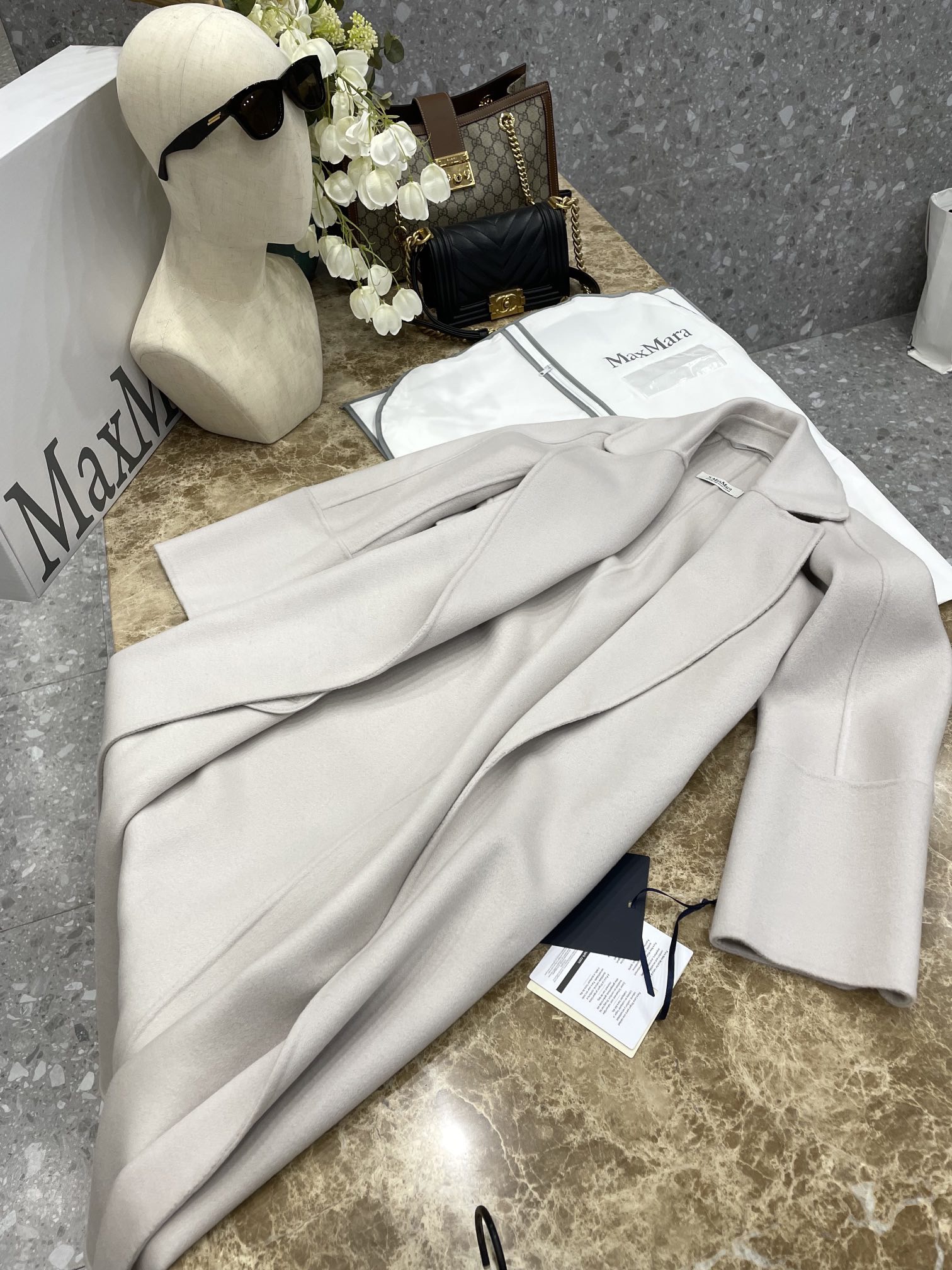 Пальто женское в стиле Max Mara Elisa молочного цвета с поясом