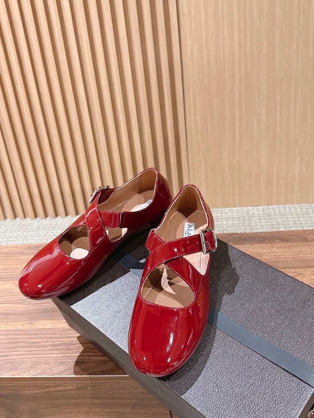 Балетки женские в стиле Alaïa с ремешками красного цвета