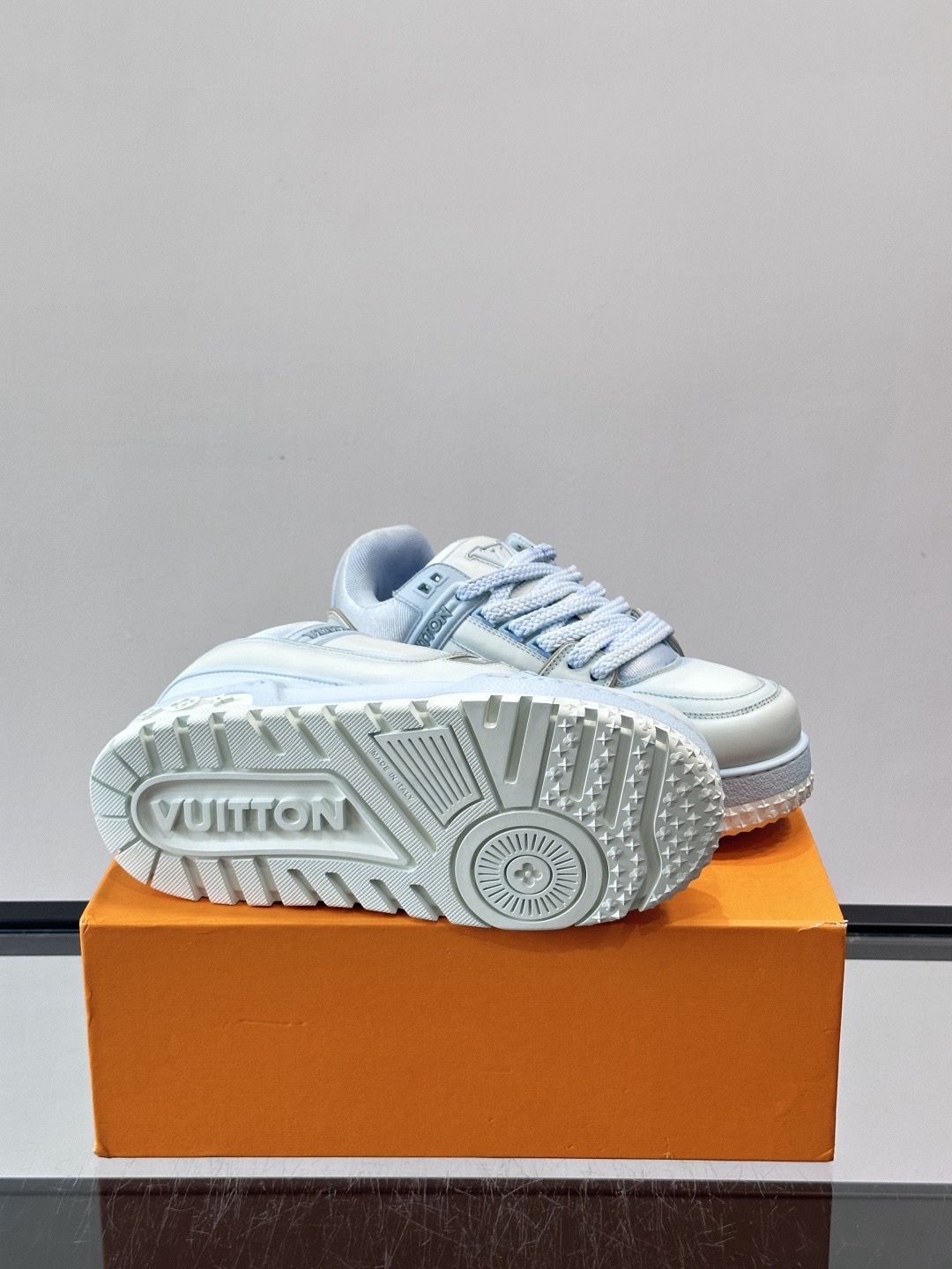 Кроссовки унисекс в стиле Louis Vuitton Trainer голубого цвета