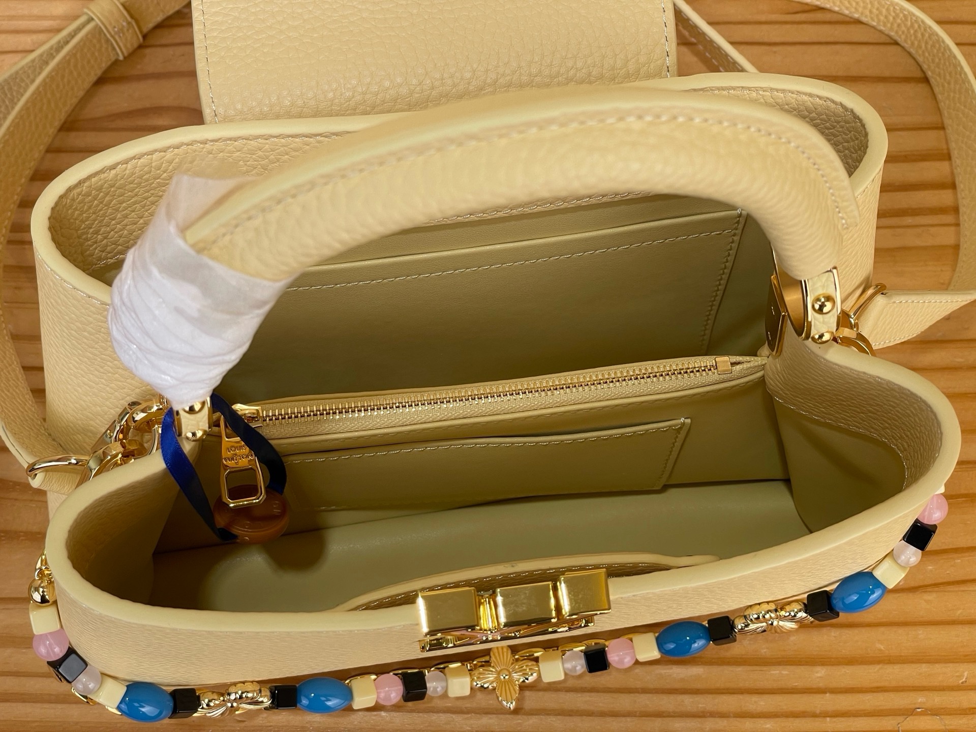 Сумка женская Louis Vuitton Capucines Mini жёлтого цвета