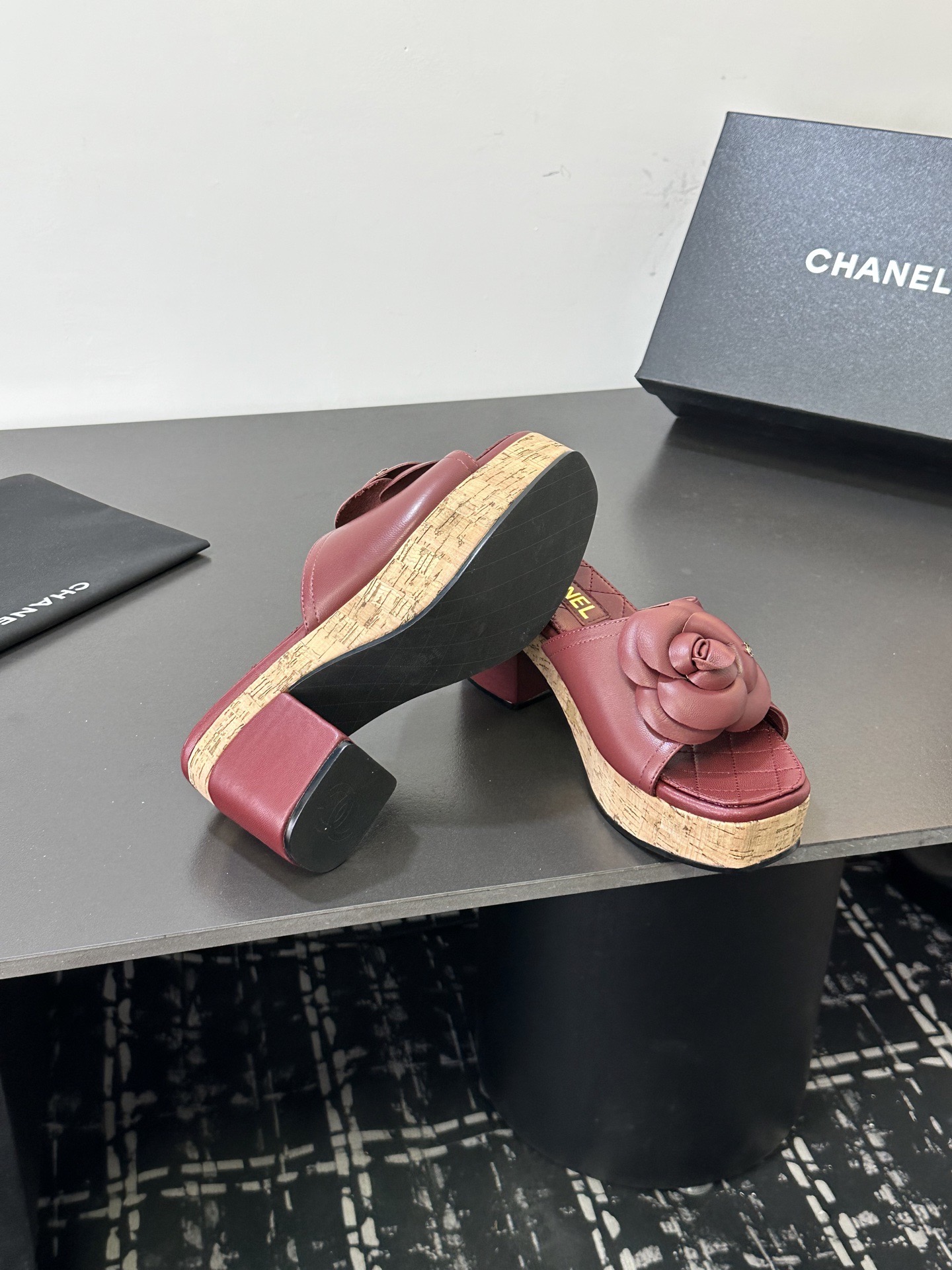 Мюли женские в стиле Chanel с цветком камелии бордового цвета