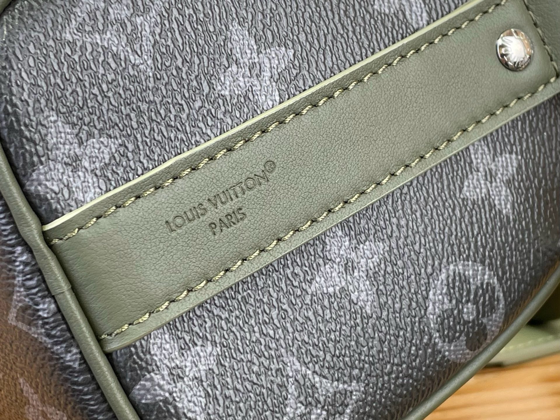 Сумка мужская Louis Vuitton Keepall Bandoulière 25 чёрно-зелёного цвета