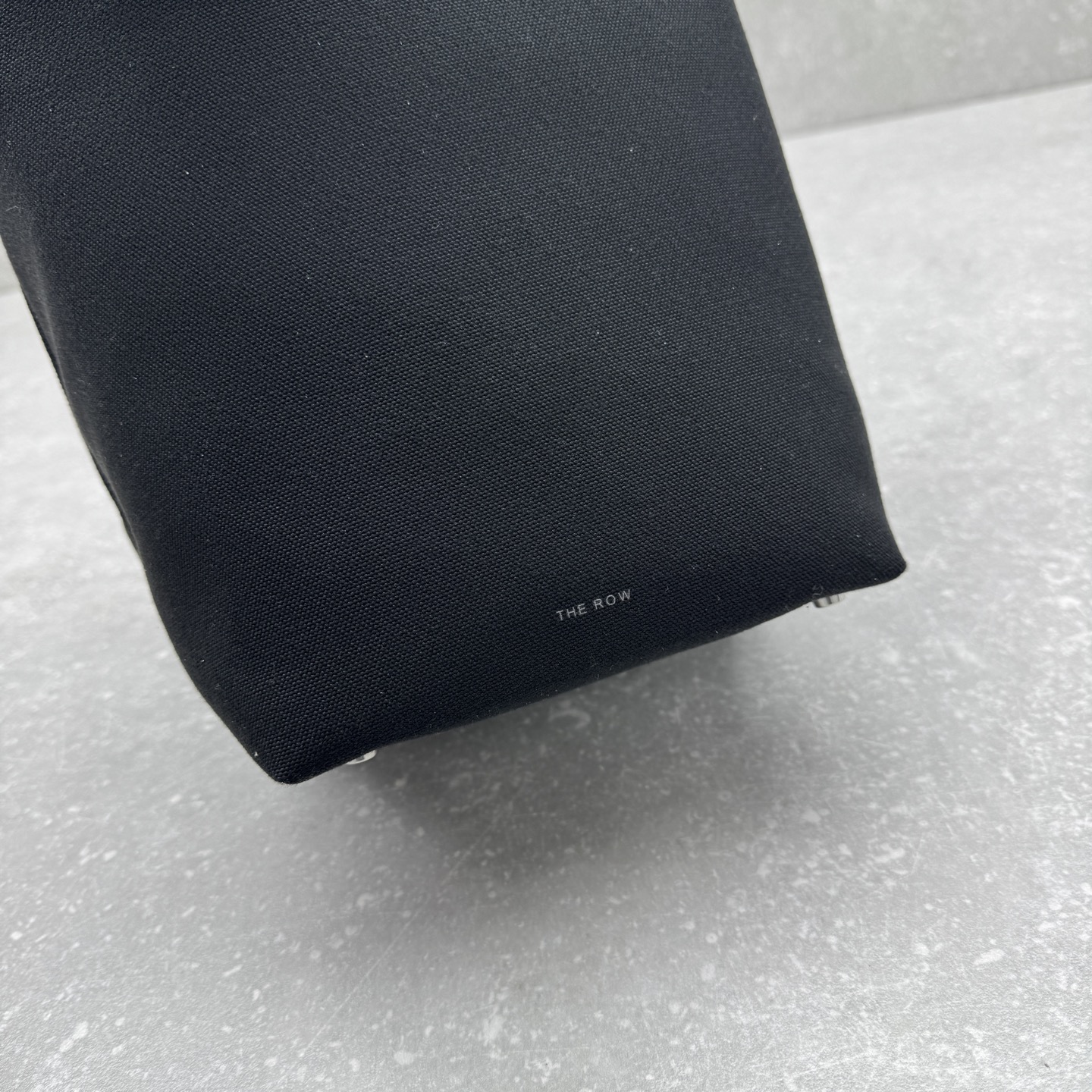 Сумка женская в стиле The Row Bucket из текстиля и натуральной кожи черного цвета