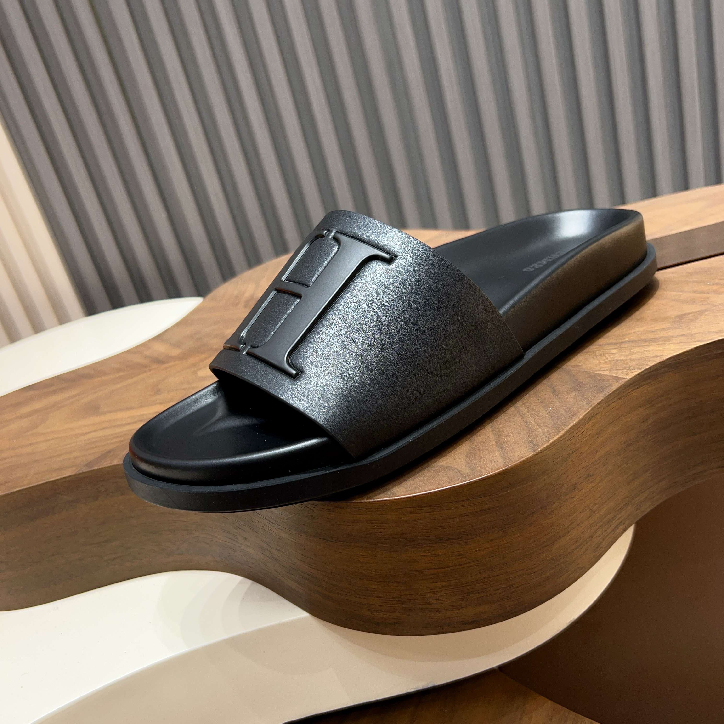 Шлёпанцы мужские в стиле Hermès Oran чёрного цвета