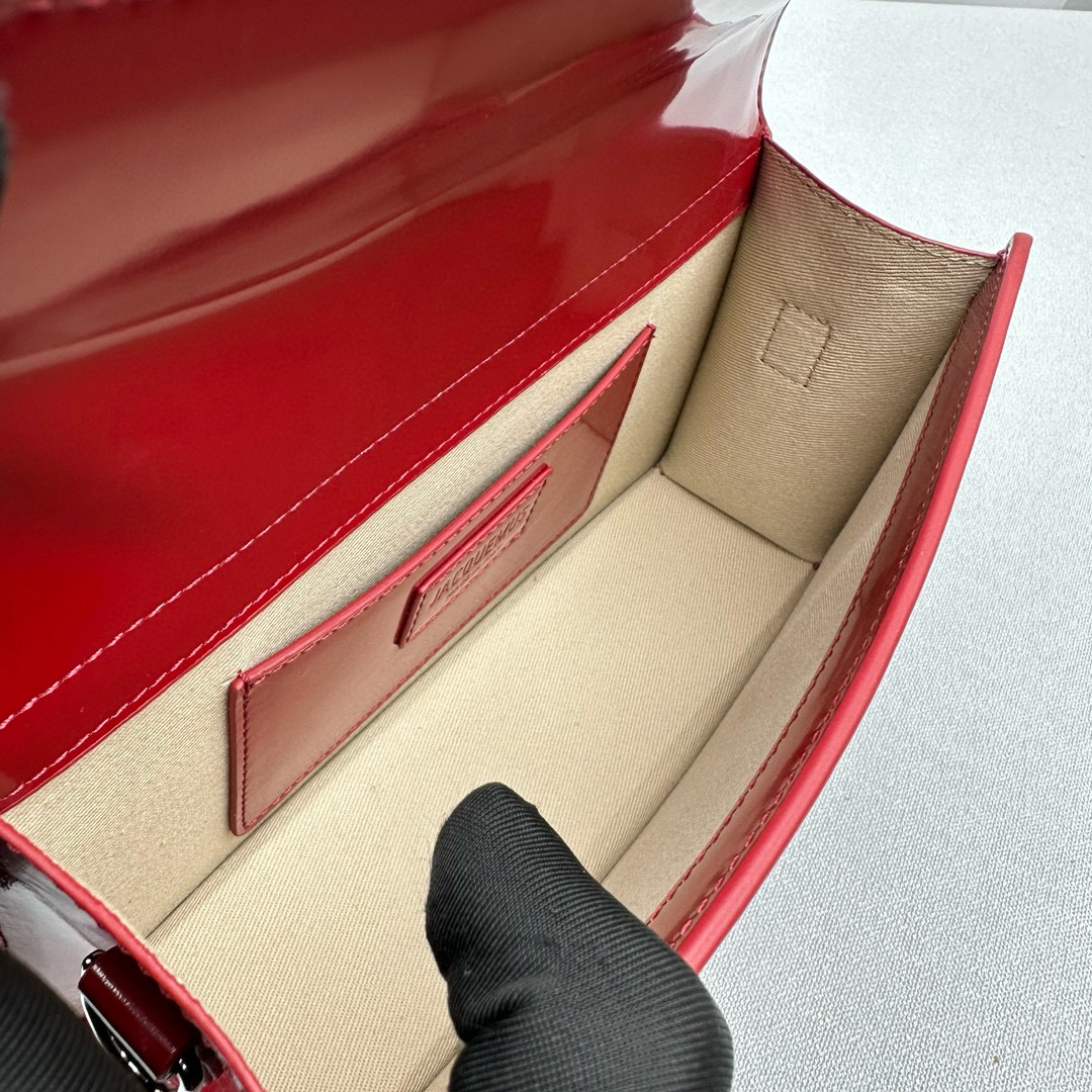 Сумка женская в стиле Jacquemus Bambino из лакированной кожи красного цвета