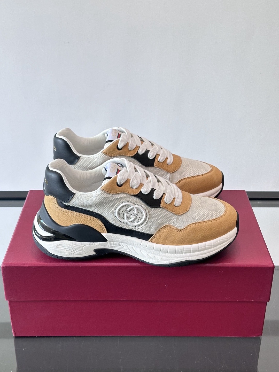 Кроссовки мужские в стиле Gucci бежево-песочного цвета с чёрными и белыми вставками