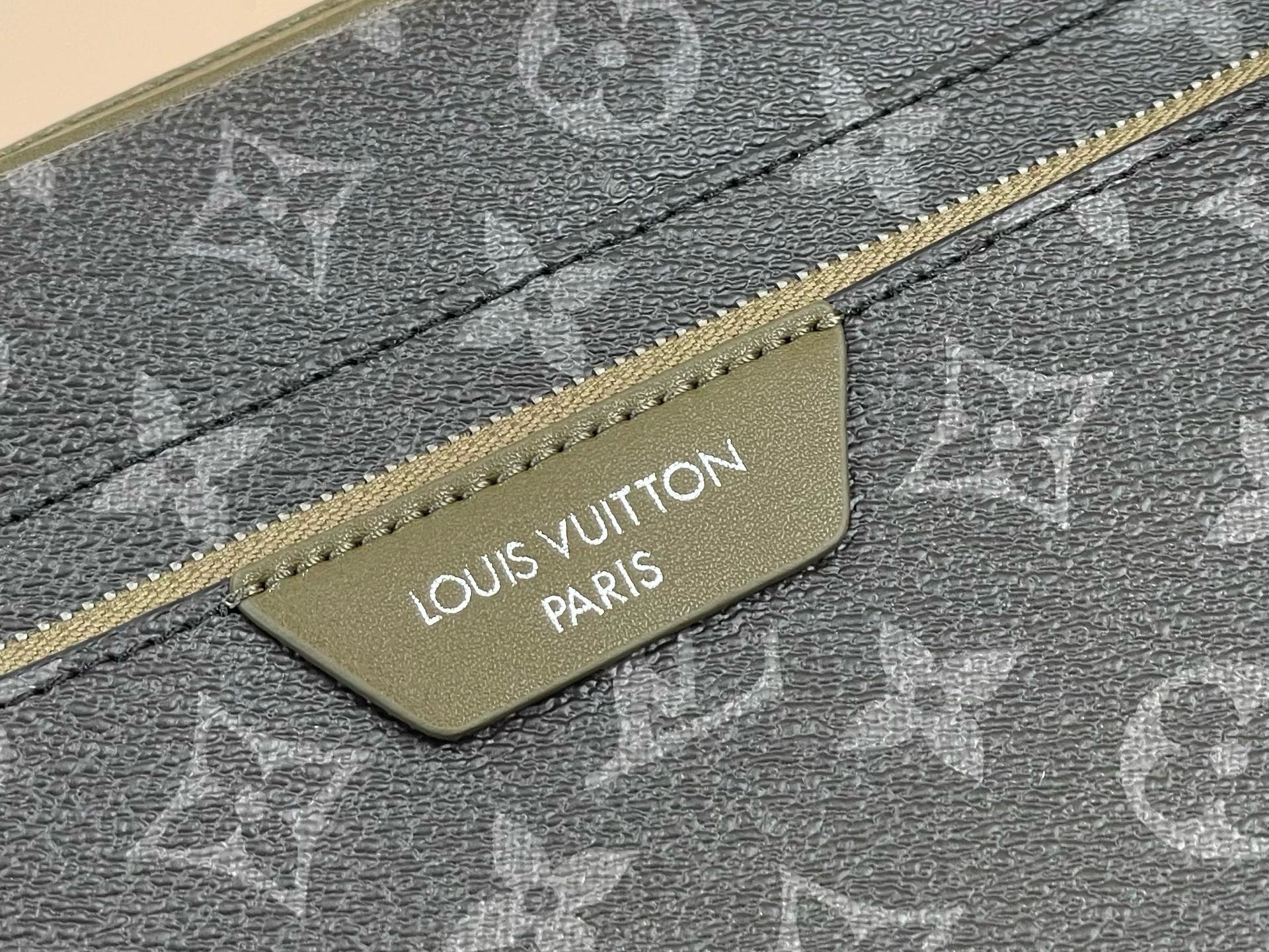 Сумка мужская Louis Vuitton Trio из канвы и кожи чёрно-зелёного цвета