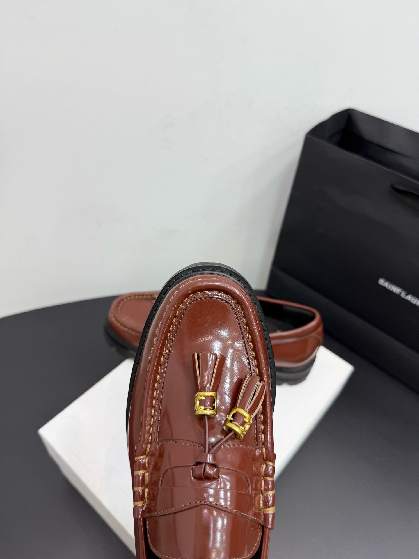 Лоферы женские в стиле Celine Triomphe из натуральной кожи коричневого цвета