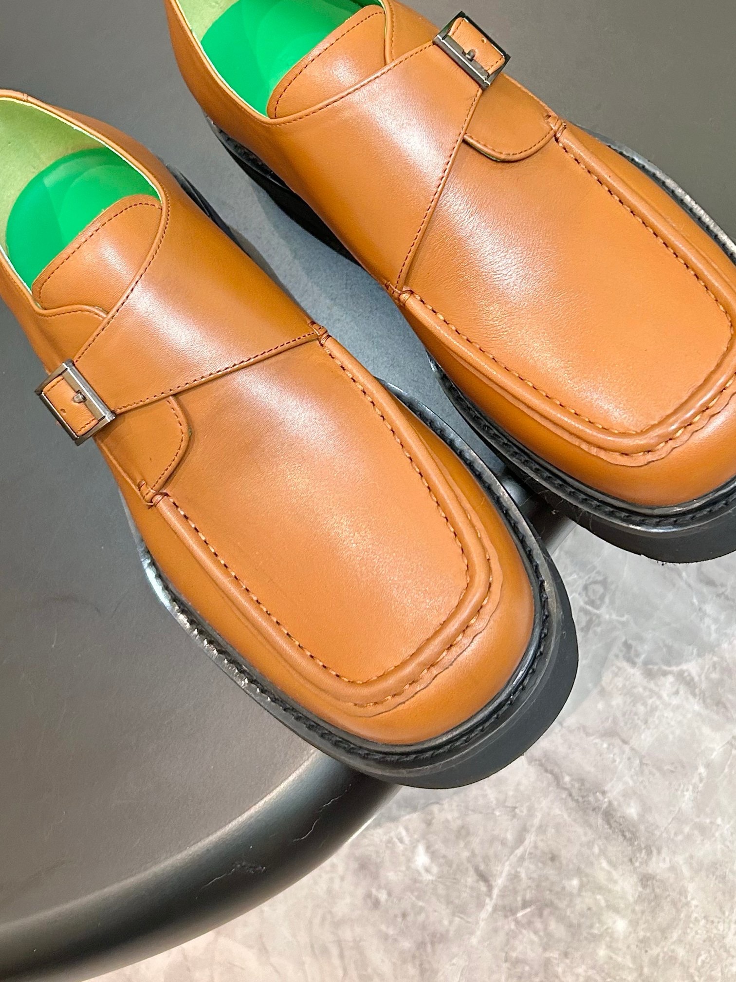 Туфли мужские Bottega Veneta из гладкой натуральной кожи коньячного цвета