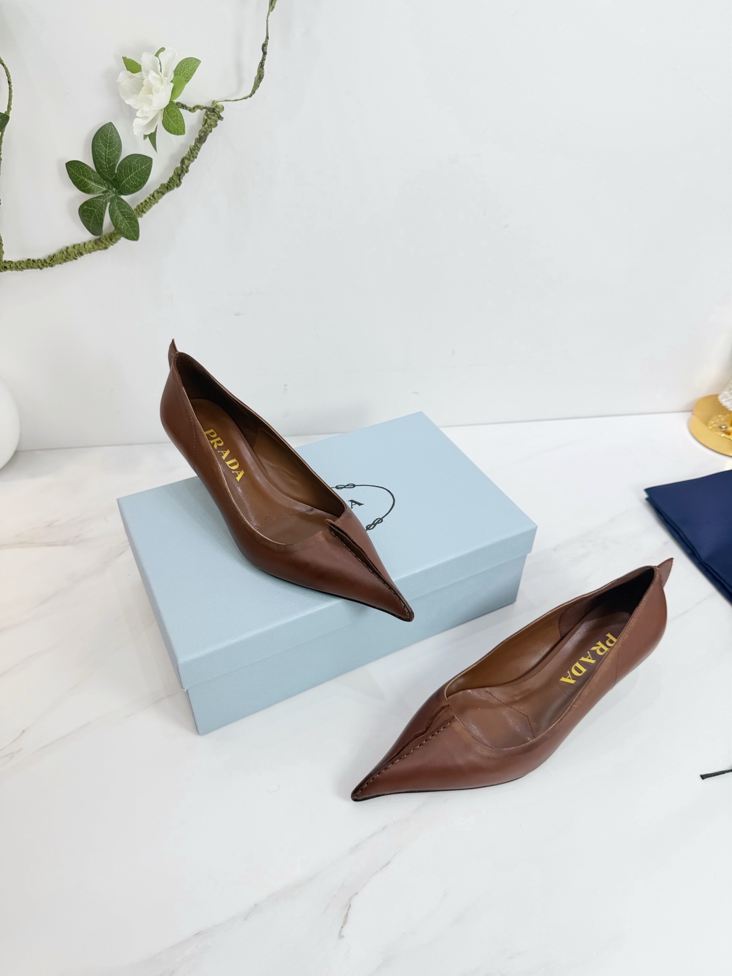 Туфли женские в стиле Prada из натуральной кожи коричневого цвета