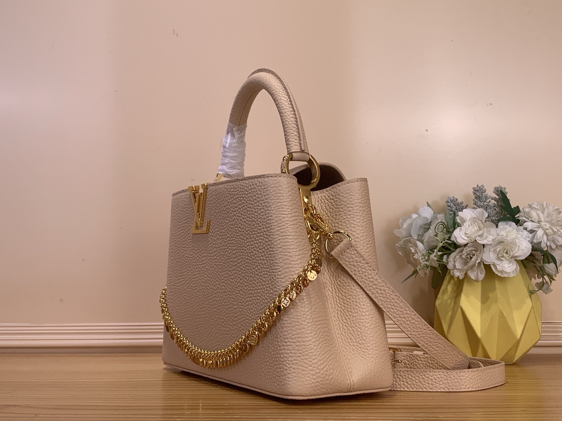 Сумка женская в стиле Louis Vuitton Capucines MM Confetti с декоративной цепочкой