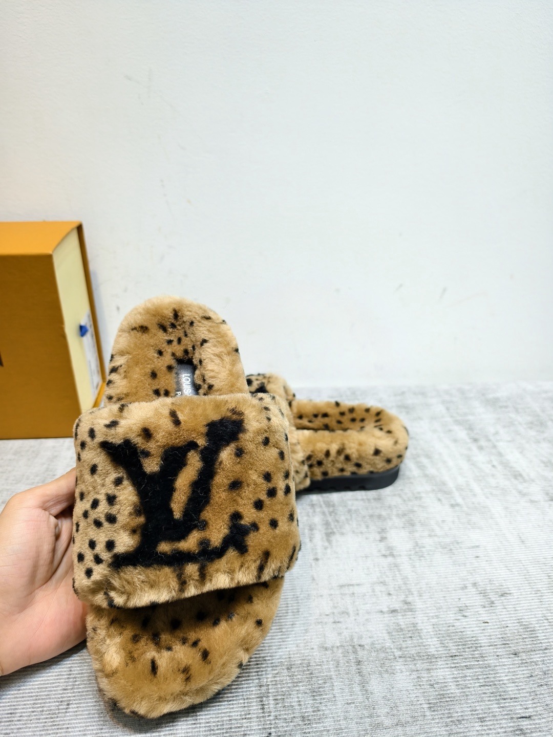Шлепанцы женские Louis Vuitton коричневого цвета
