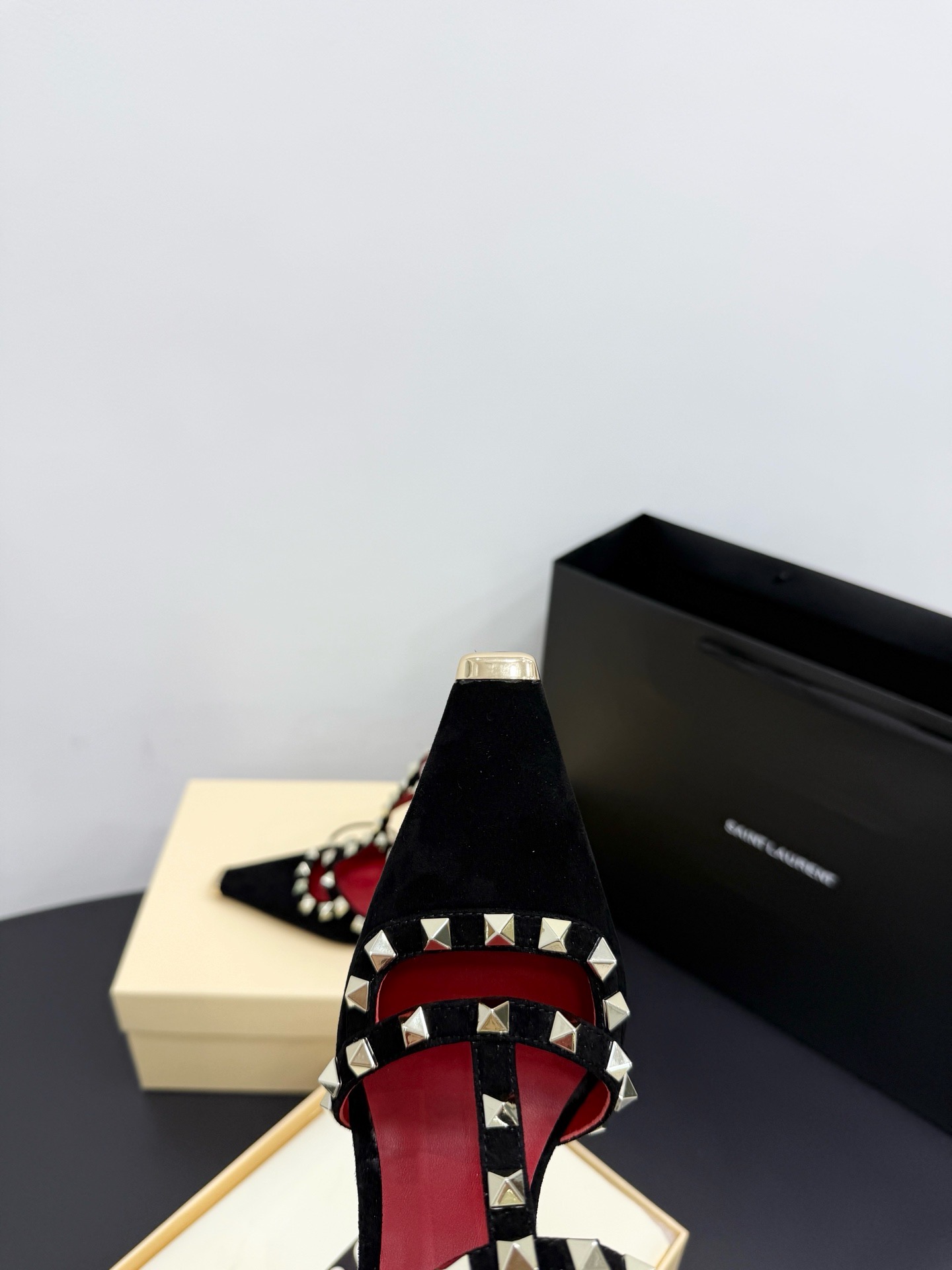 Босоножки женские в стиле Valentino Garavani Rockstud черного цвета