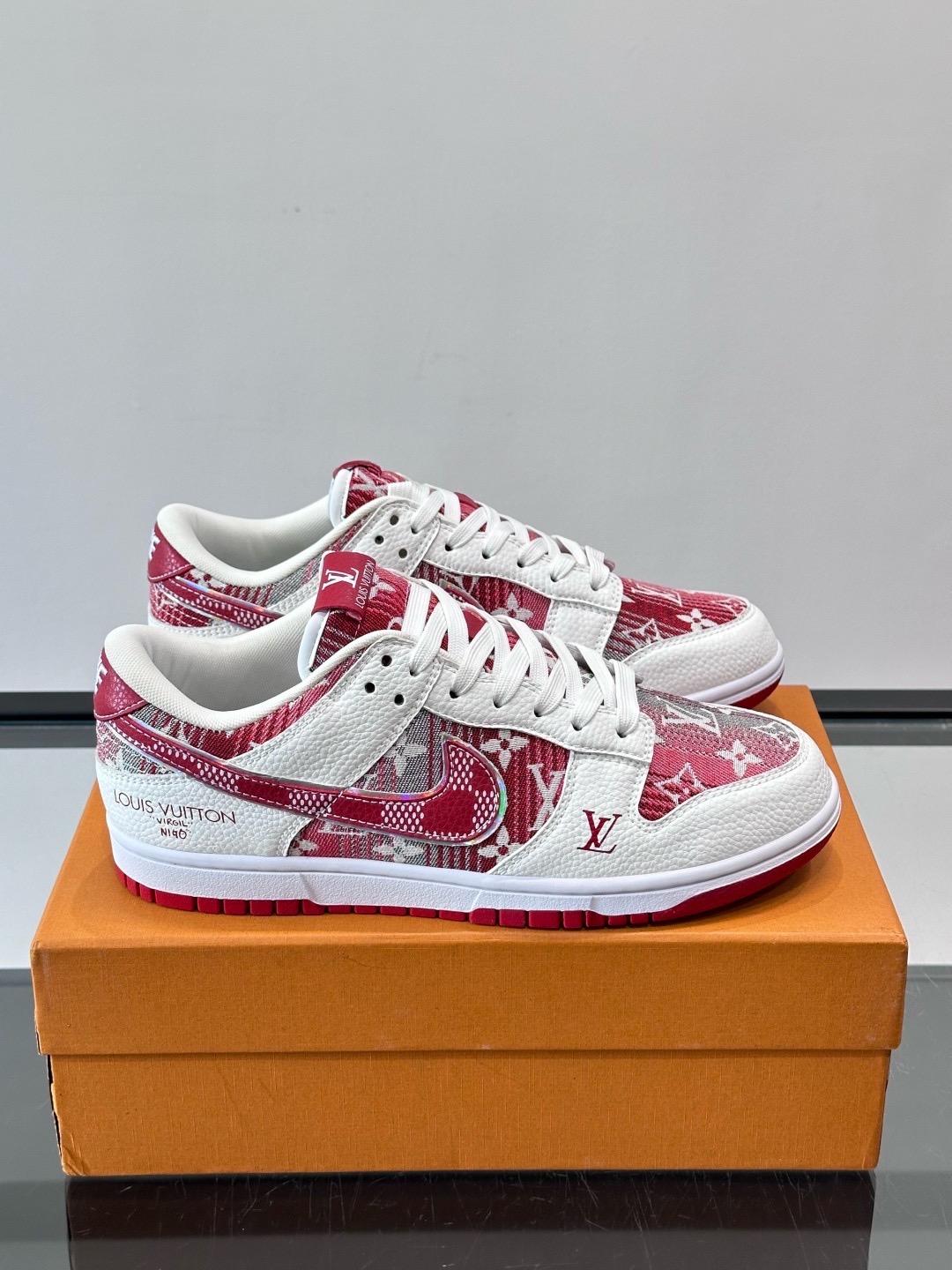 Кроссовки мужские в стиле Louis Vuitton x Nike Dunk Low с принтом красного и белого цвета